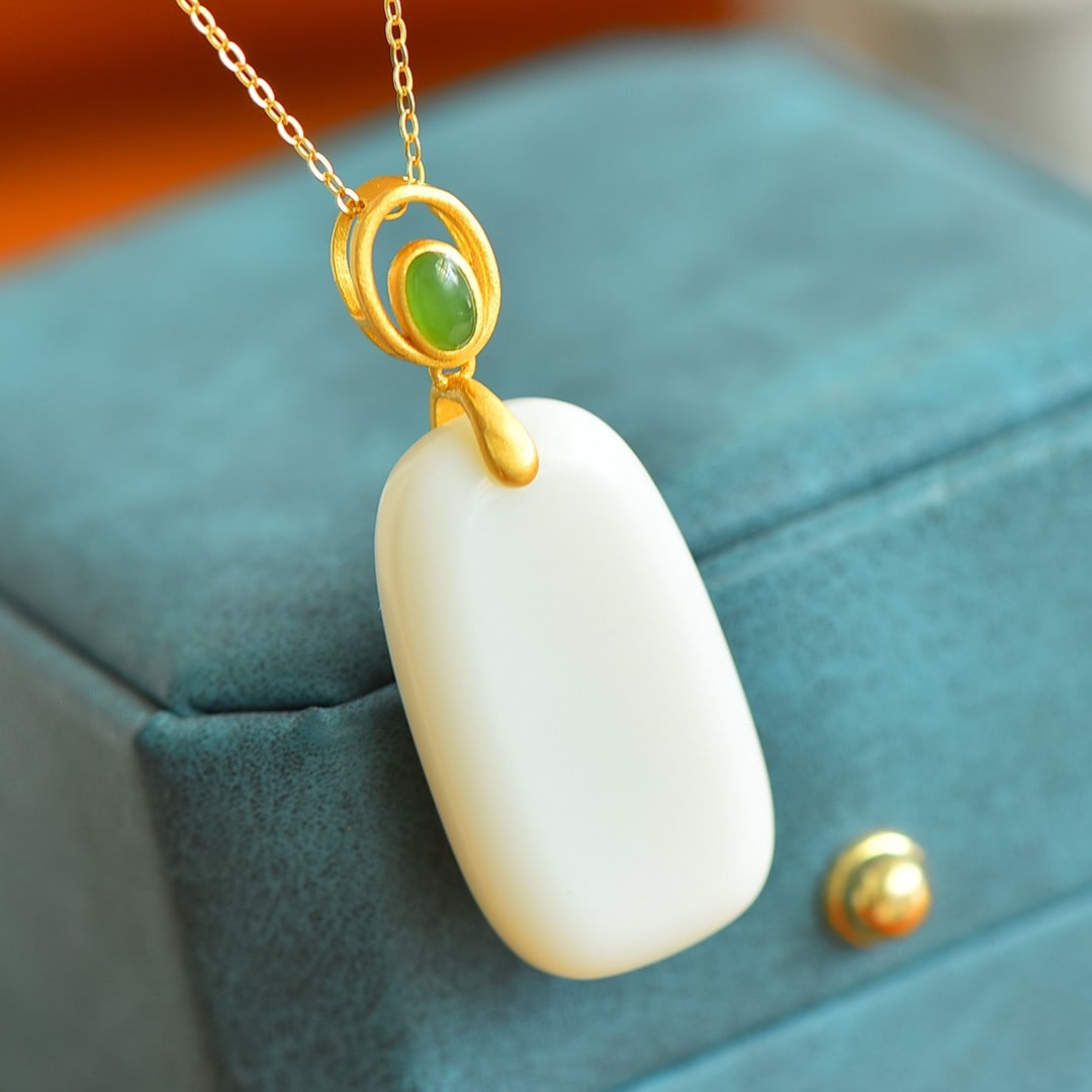 An Exquisite Sterling Silver-Gold Plated Inlaid White Jade Necklace,Inlaid Jasper: An Exquisite Sterling Silver-Gold Plated Inlaid White Jade Necklace,Inlaid Jasper,Size:18mmx30mm 纯银镀金镶白玉项链,嵌碧玉