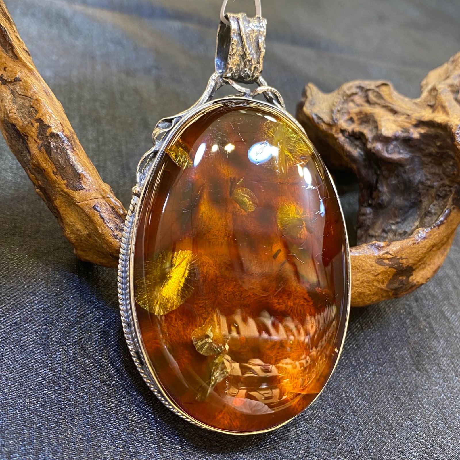 An Exquisite Beeswax Inlaid Silver Necklace: An Exquisite Beeswax Inlaid Silver Necklace,Size:46.1mm,Weight:39.4g 蜜蜡镶银项链
