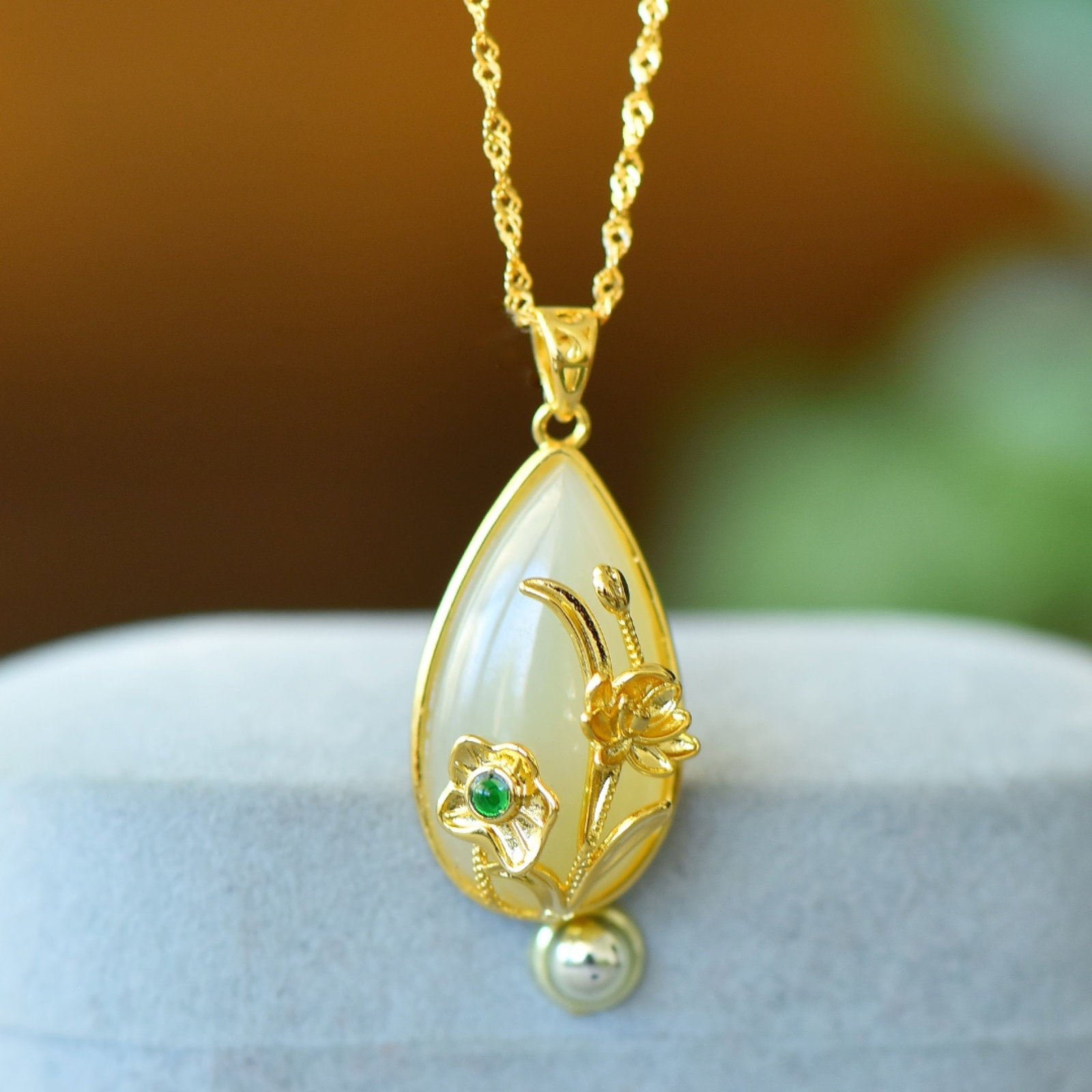 An Exquisite Bronze-Gold Plated Inlaid White Jade Flower Pattern Necklace: An Exquisite Bronze-Gold Plated Inlaid White Jade Flower Pattern Necklace,Size:5.1inx9.8in 铜镀金镶白玉花卉纹项链