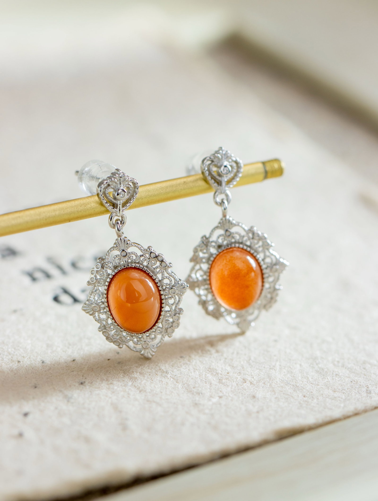 A Pair of Exquisite Sterling Silver Inlaid Agate Earrings: A Pair of Exquisite Sterling Silver Inlaid Agate Earrings 一对纯银镶玛瑙耳环