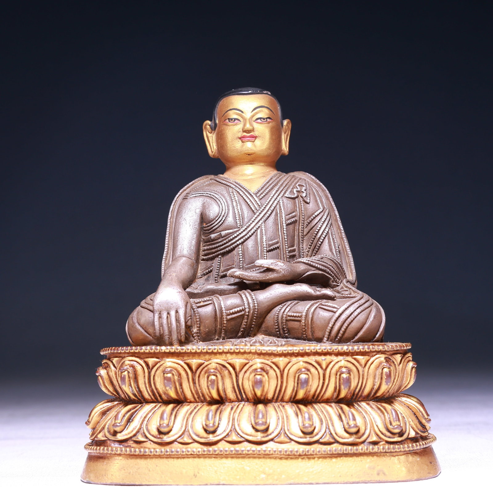 A Solemn Gilt Bronze Statue of Guru: A Solemn Gilt Bronze Statue of Guru,Qing Dynasty,China,Size:4.7inx3.7inx5.5in,Weight:1250g 铜鎏金上师像,中国清代