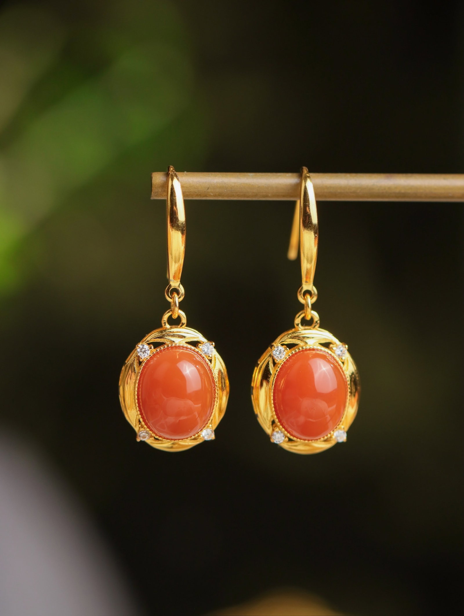 A Pair of Exquisite Sterling Silver-Gold Plated Inlaid Agate Earrings, Inlaid Diamond: A Pair of Exquisite Sterling Silver-Gold Plated Inlaid Agate Earrings, Inlaid Diamond 一对纯银镀金镶玛瑙耳环,嵌钻石