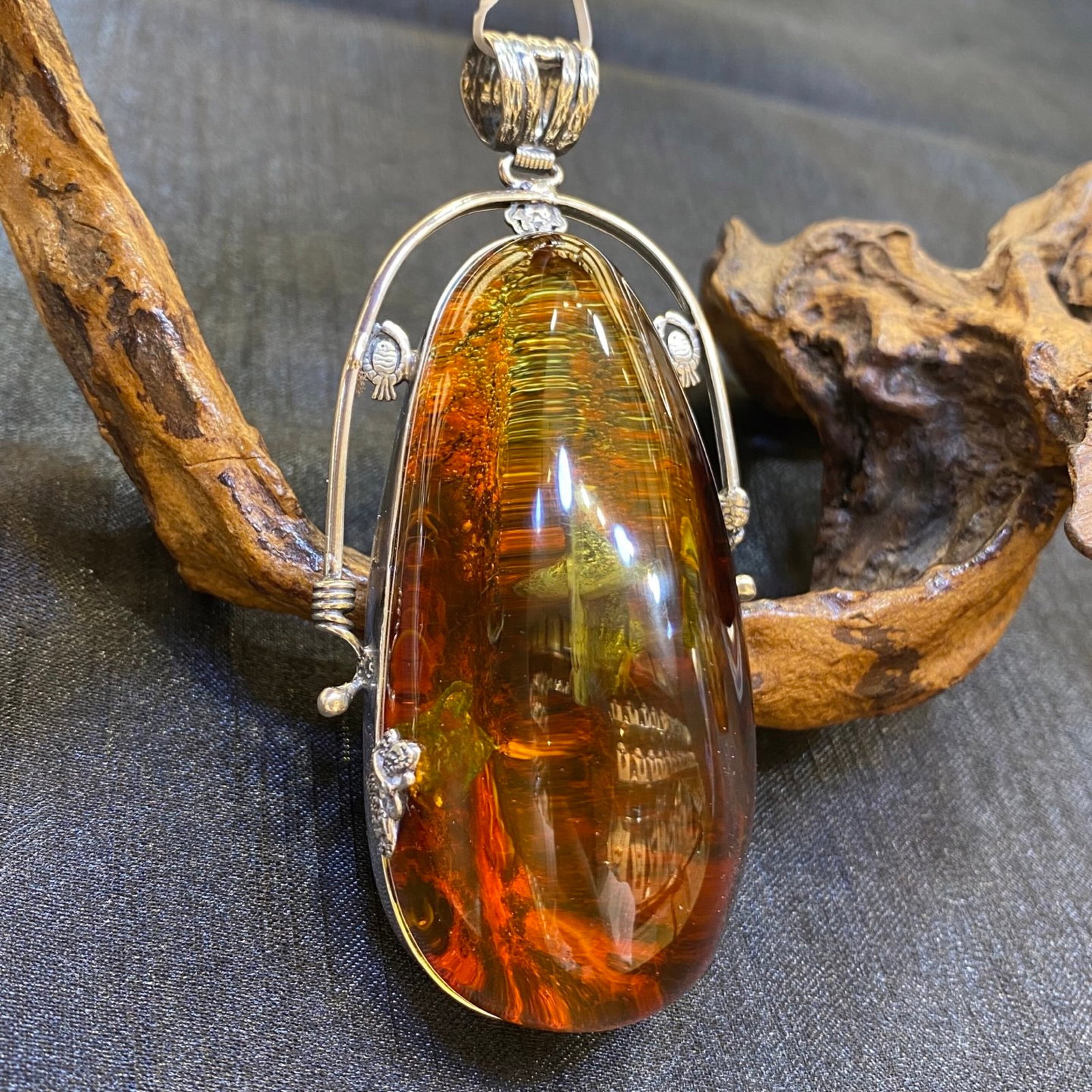 An Exquisite Beeswax Inlaid Silver Necklace: An Exquisite Beeswax Inlaid Silver Necklace,Size:32.7mm,Weight:53.8g 蜜蜡镶银项链