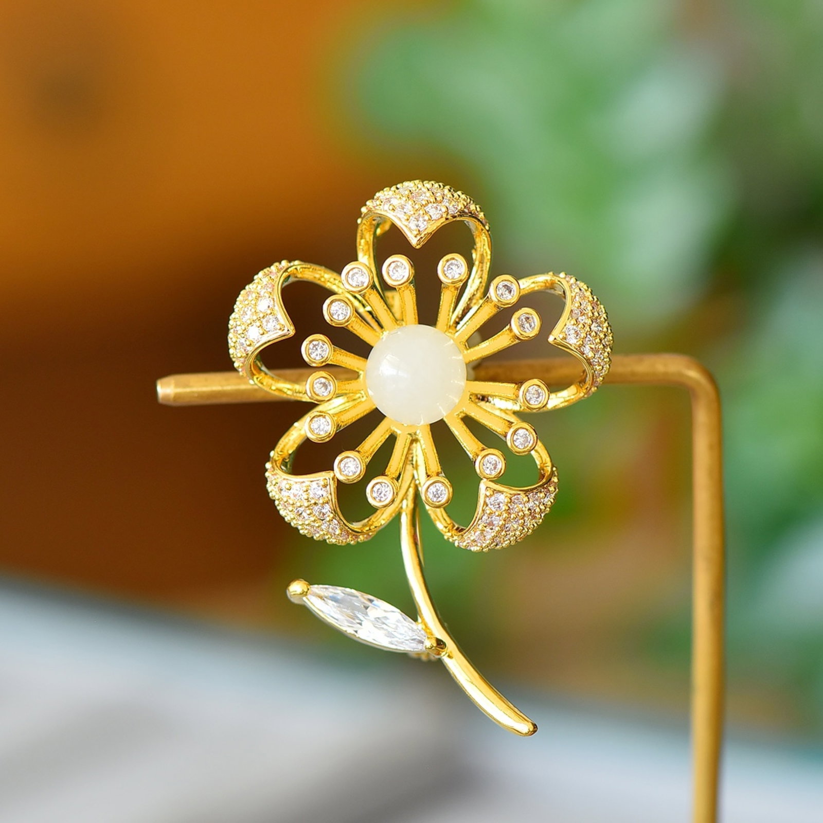 An Exquisite Bronze-Gold Plated Inlaid White Jade Brooch: An Exquisite Bronze-Gold Plated Inlaid White Jade Brooch,Size:3.9inx3.9in 铜镀金镶白玉胸针