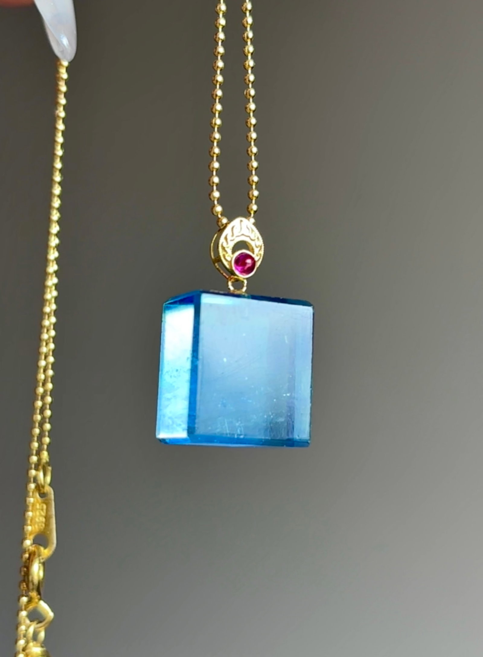 An Exquisite 18k Gold Inlaid Aquamarine Necklace: An Exquisite 18k Gold Inlaid Aquamarine Necklace,Size:14mmx12mm,Weight:3.2g 18K金镶海蓝宝项链