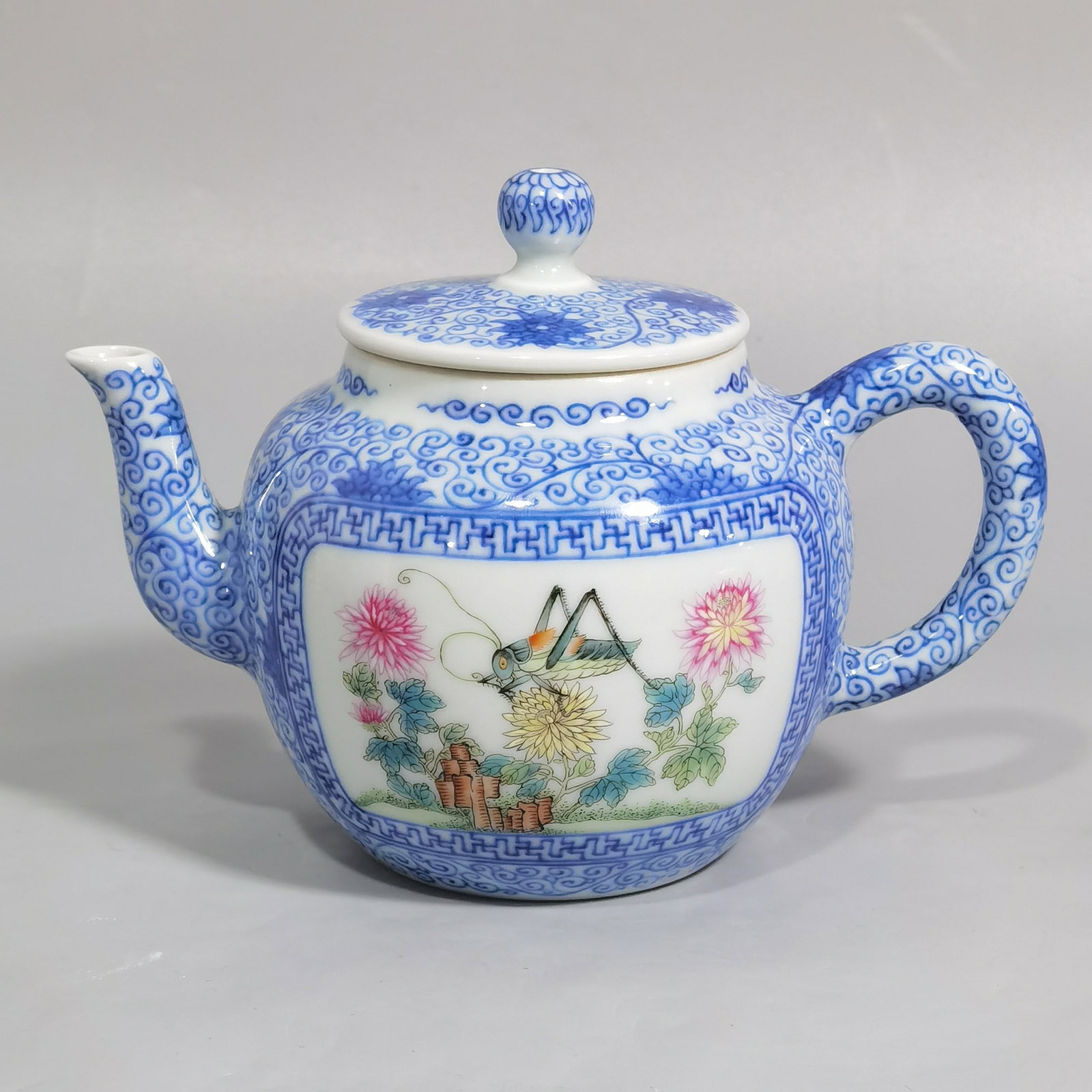 An Exquisite Blue and White Famille-Rose Flower Pattern Teapot: An Exquisite Blue and White Famille-Rose Flower Pattern Teapot,Qing Dynasty,China,Xianfeng Mark,Size:4.2inx2.1inx3.7in