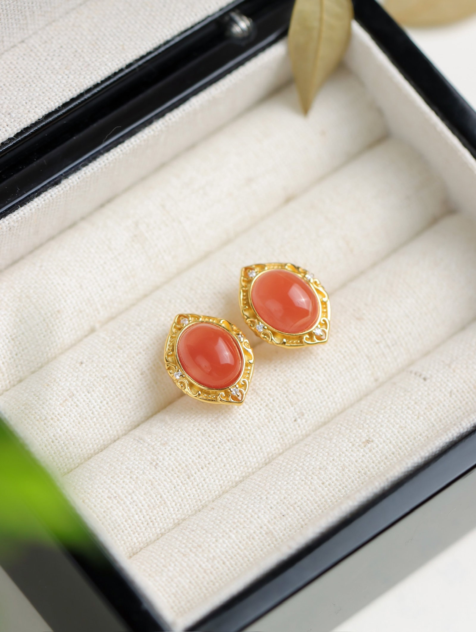 A Pair of Exquisite Sterling Silver-Gold Plated Inlaid Agate Earrings, Inlaid Diamond: A Pair of Exquisite Sterling Silver-Gold Plated Inlaid Agate Earrings, Inlaid Diamond 一对纯银镀金镶玛瑙耳钉,嵌钻石