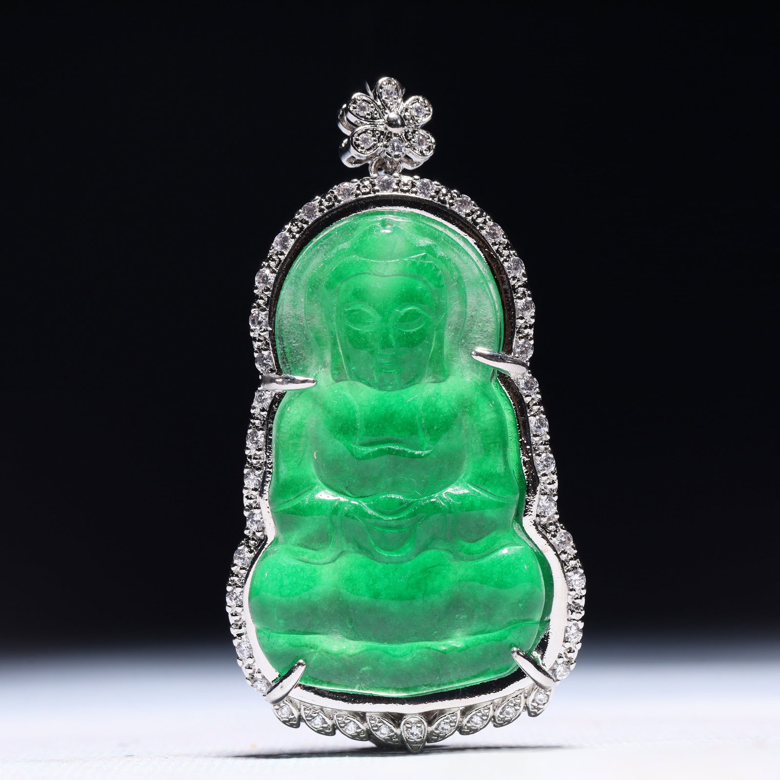 An Exquisite Statue of Avalokitesvara Pendant,Inlaid Gems: An Exquisite Statue of Avalokitesvara Pendant,Inlaid Gems,Size:1.4inx0.4inx2.8in,Weight:38.3g 一个精美的观音像吊坠,镶宝石
