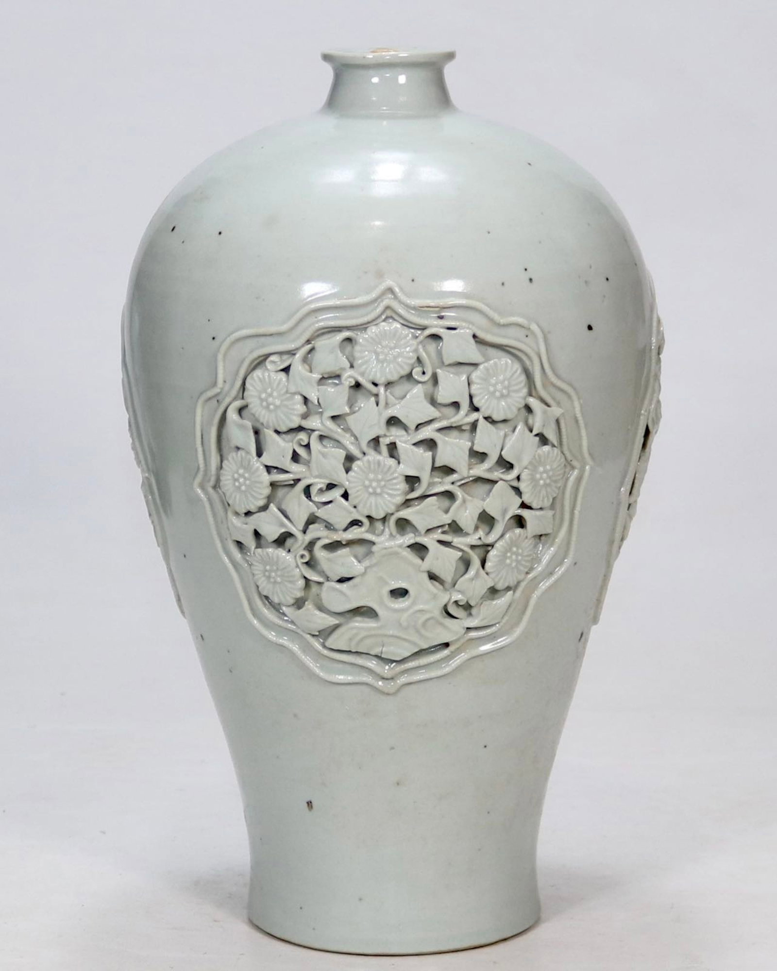 A Rare Shufu Glazed Flower Pattern Vase: A Rare Shufu Glazed Flower Pattern Vase,Yuan Dynasty,China,Size:12in 枢府釉花卉纹瓶,中国元代