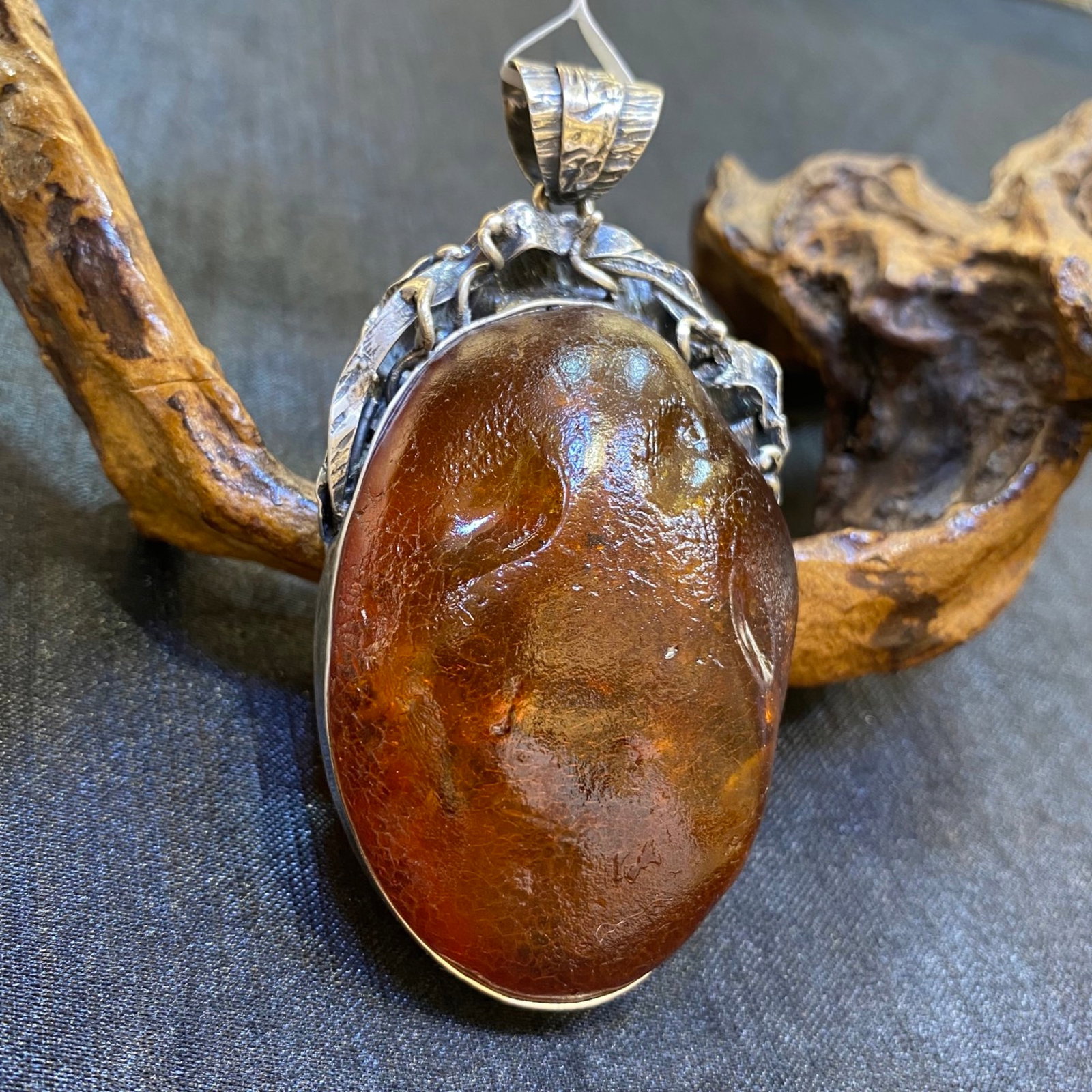 An Exquisite Beeswax Inlaid Silver Necklace: An Exquisite Beeswax Inlaid Silver Necklace,Size:40.2mm,Weight:37.7g 蜜蜡镶银项链