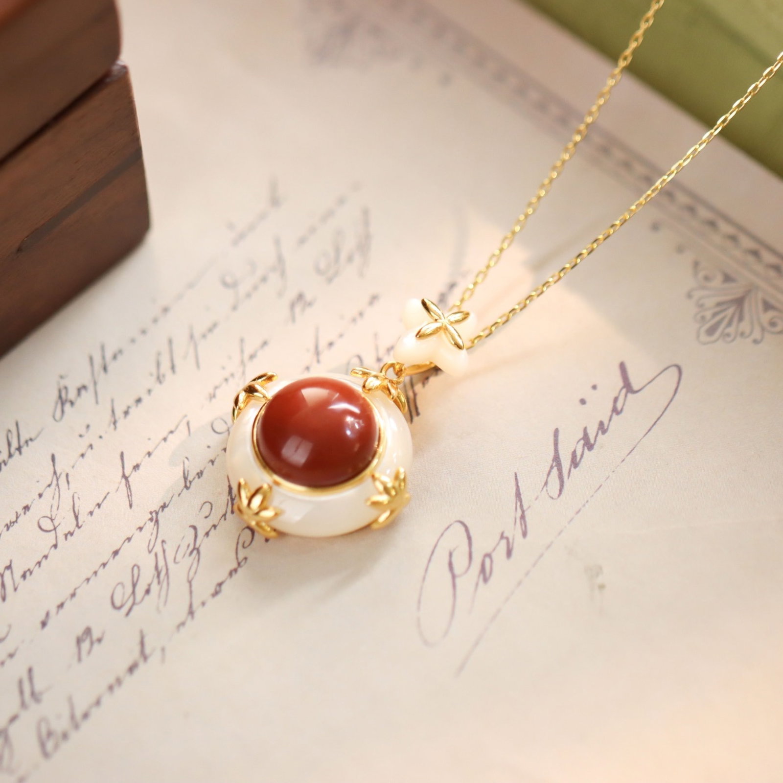 An Exquisite Sterling Silver-Gold Plated Inlaid Agate Pendant, Inlaid Shell: An Exquisite Sterling Silver-Gold Plated Inlaid Agate Pendant, Inlaid Shell 纯银镀金镶玛瑙吊坠,嵌贝壳