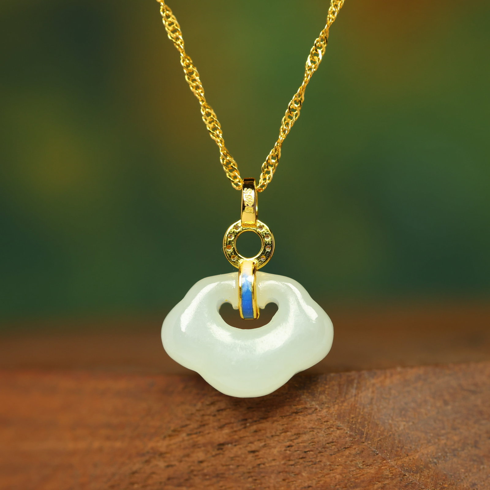 An Exquisite Sterling Silver-Gold Plated Inlaid White Jade Necklace,Inlaid Diamond: An Exquisite Sterling Silver-Gold Plated Inlaid White Jade Necklace,Inlaid Diamond,Size:12mmx16mm 纯银镀金镶白玉项链,嵌钻石