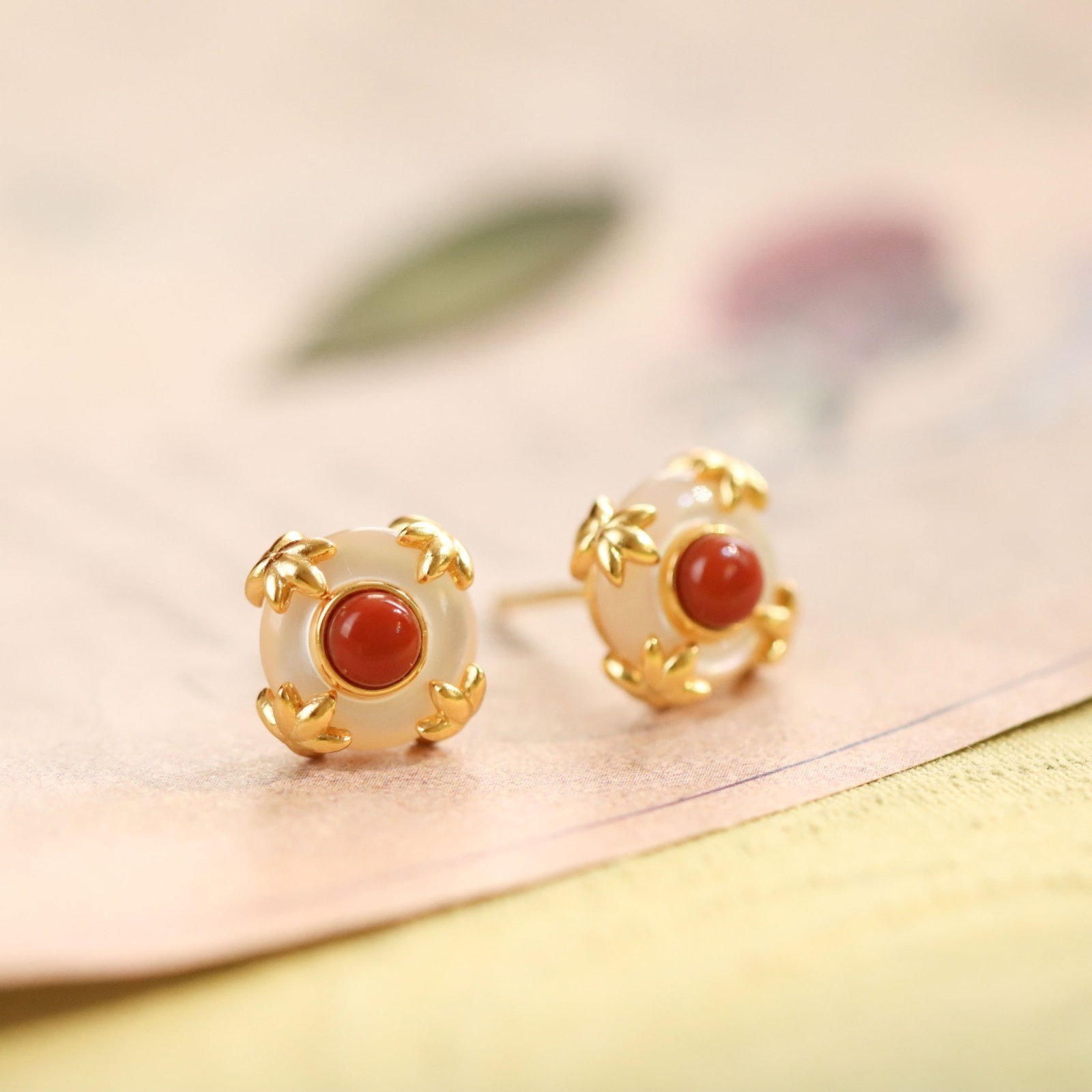 A Pair of Exquisite Sterling Silver-Gold Plated Inlaid Agate Earrings, Inlaid Shell: A Pair of Exquisite Sterling Silver-Gold Plated Inlaid Agate Earrings, Inlaid Shell 一对纯银镀金镶玛瑙耳钉,嵌贝壳