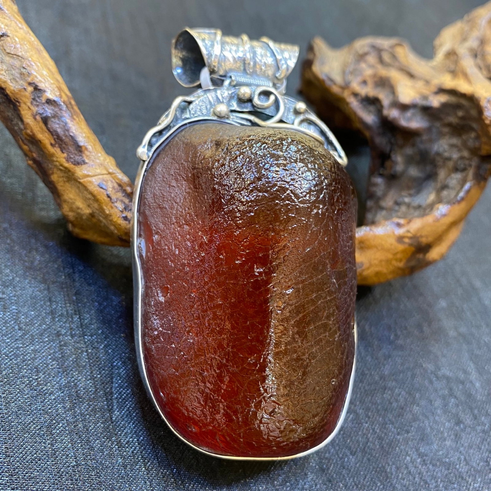An Exquisite Beeswax Inlaid Silver Necklace: An Exquisite Beeswax Inlaid Silver Necklace,Size:42.5mm,Weight:53g 蜜蜡镶银项链