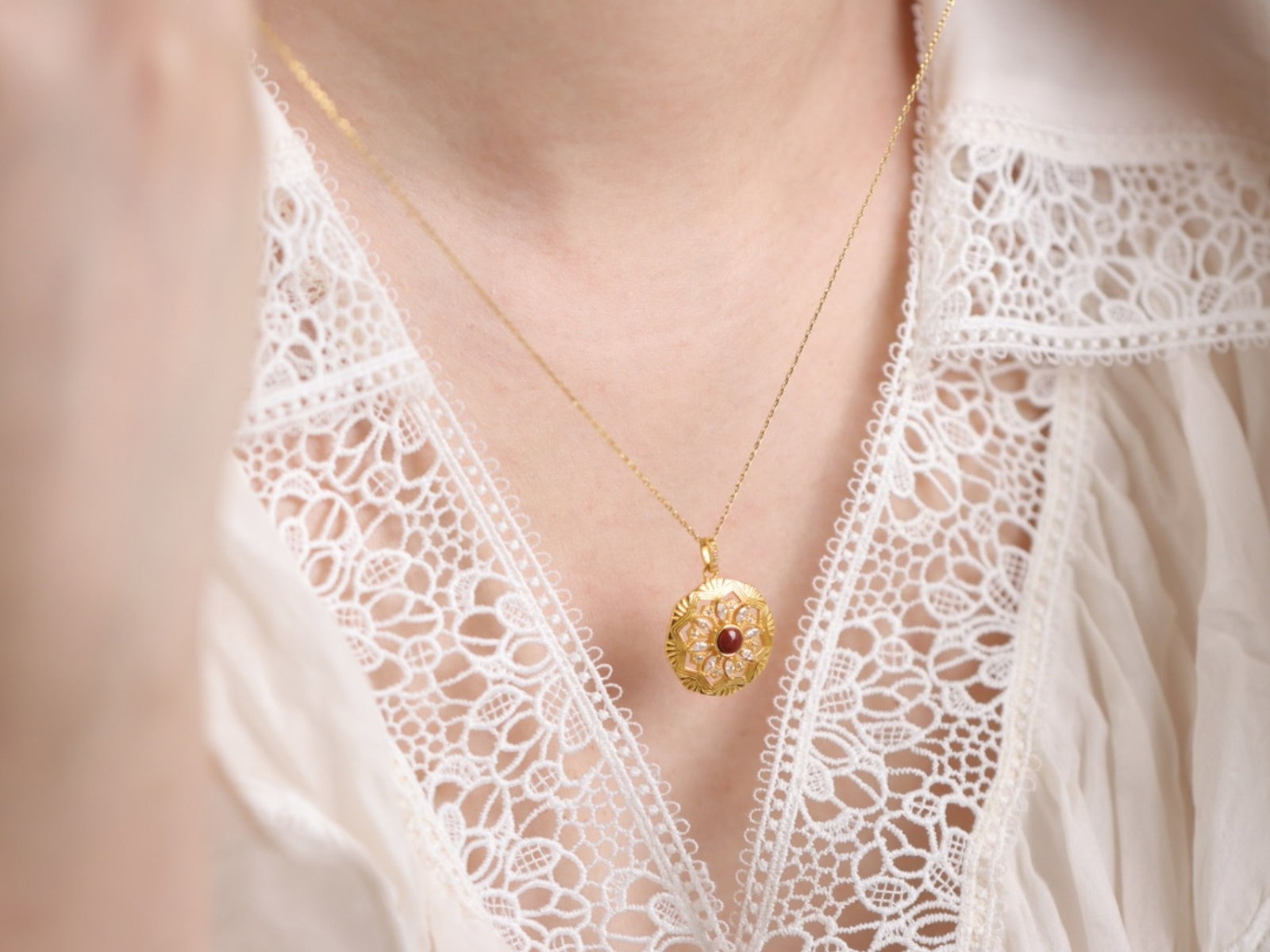 An Exquisite Sterling Silver-Gold Plated Inlaid Agate Pendant, Inlaid Diamond: An Exquisite Sterling Silver-Gold Plated Inlaid Agate Pendant, Inlaid Diamond 纯银镀金镶玛瑙吊坠,嵌钻石
