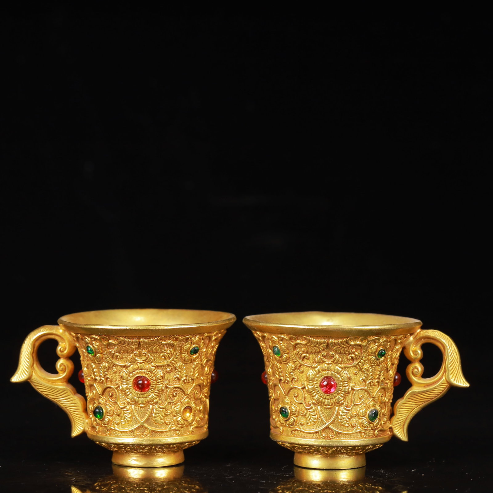 A Pair of Exquisite Gilt Bronze Flower Pattern Cups,Inlaid Gems: A Pair of Exquisite Gilt Bronze Flower Pattern Cups,Inlaid Gems,Qing Dynasty,China,Qianlong Four-Character Mark,Size:3.1inx2.4inx2inx2,Weight:303g 一对铜鎏金花Õ