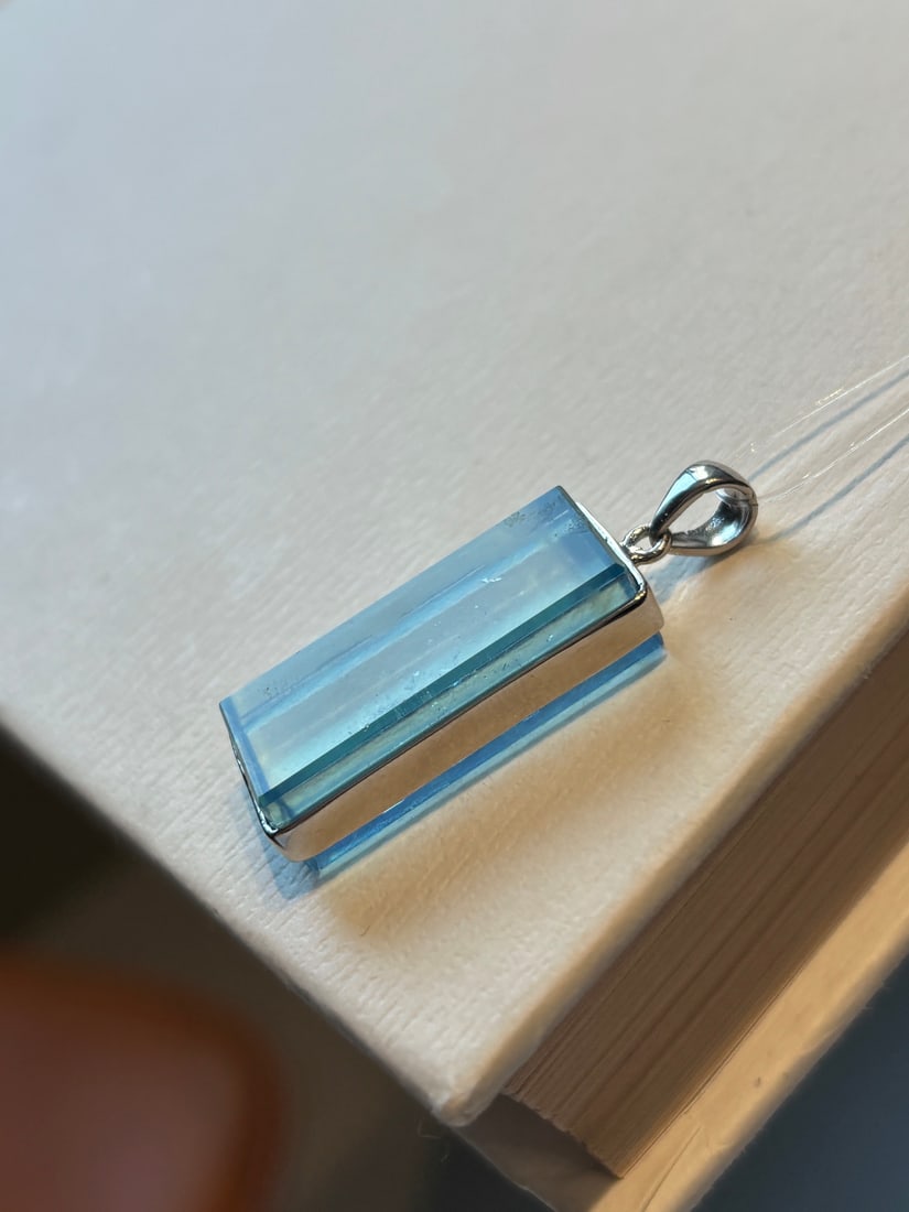 An Exquisite Sterling Silver Inlaid Aquamarine Pendant: An Exquisite Sterling Silver Inlaid Aquamarine Pendant,Size:29mmx12mm,Weight:8.1g 纯银镶海蓝宝吊坠