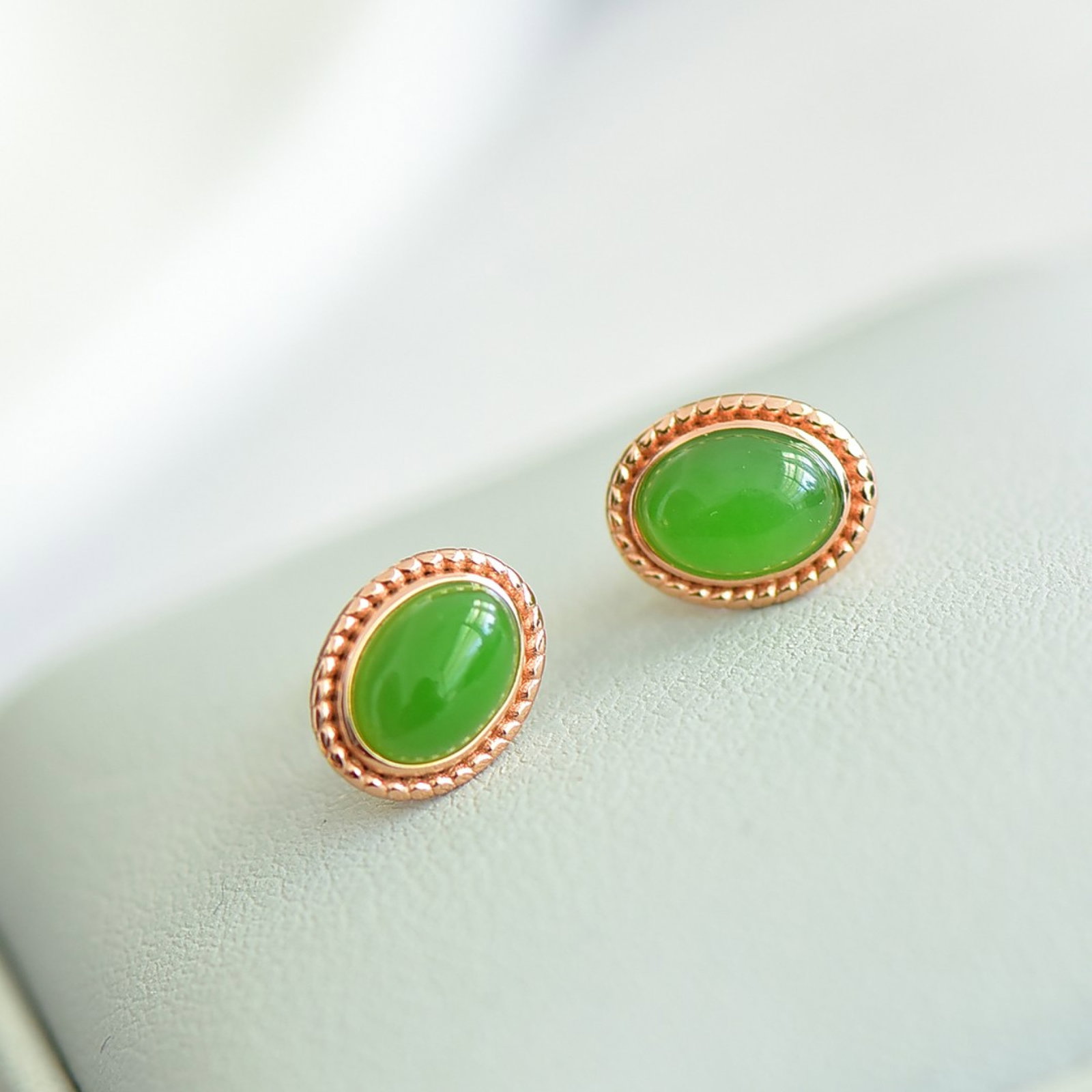 A Pair of Exquisite Sterling Silver-Gold Plated Inlaid Jasper Earrings: A Pair of Exquisite Sterling Silver-Gold Plated Inlaid Jasper Earrings,Size:5mmx7mm 一对纯银镀金镶碧玉耳钉