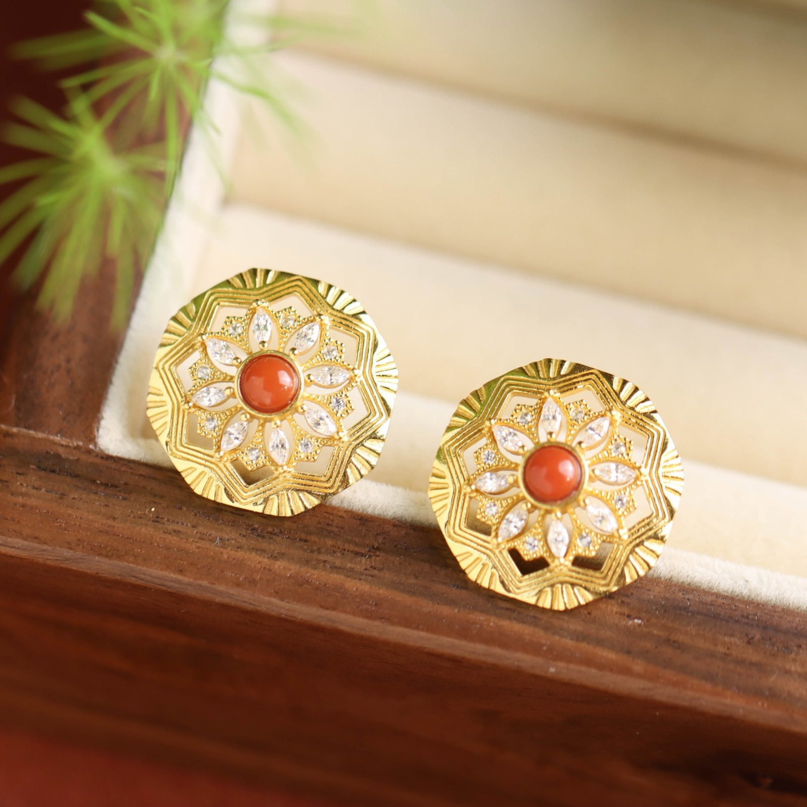A Pair of Exquisite Sterling Silver-Gold Plated Inlaid Agate Earrings, Inlaid Diamond: A Pair of Exquisite Sterling Silver-Gold Plated Inlaid Agate Earrings, Inlaid Diamond 一对纯银镀金镶玛瑙耳钉,嵌钻石