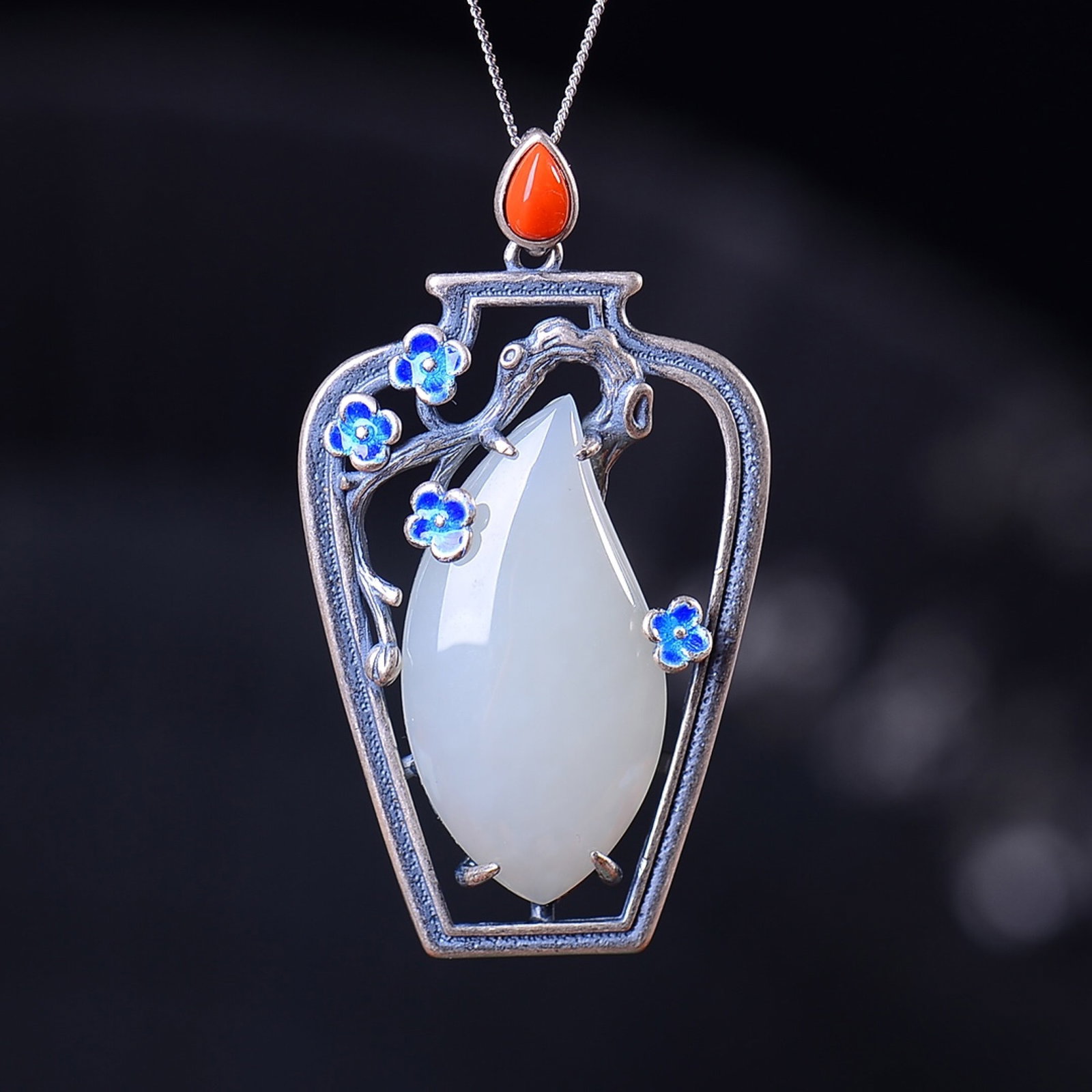 An Exquisite Sterling Silver-Gold Plated Inlaid White Jade Pendant,Inlaid Agate: An Exquisite Sterling Silver-Gold Plated Inlaid White Jade Pendant,Inlaid Agate,Size:17mmx33mm 纯银镀金镶白玉吊坠,嵌玛瑙