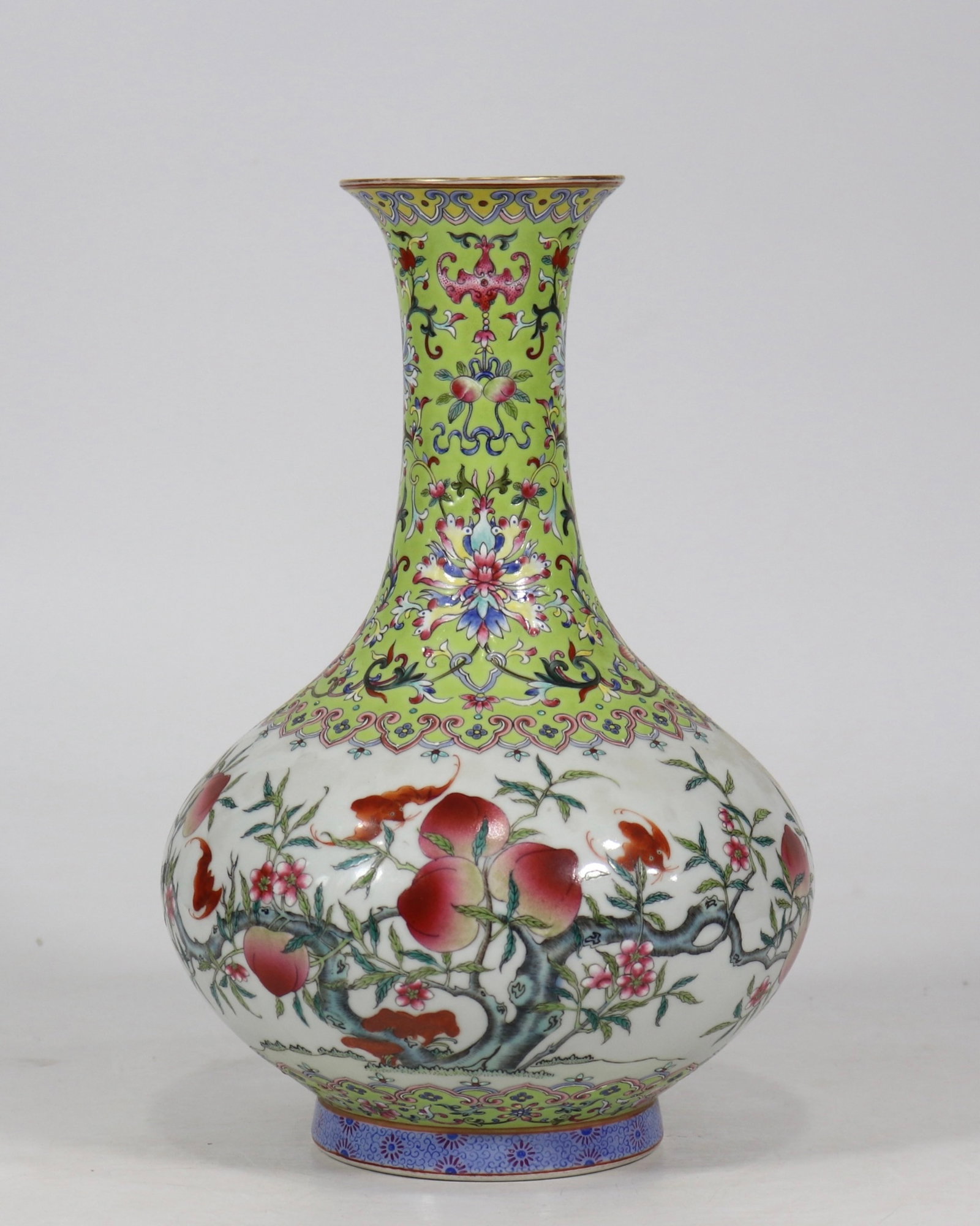 A fine famille rose peach reward vase: A fine famille rose peach reward vase, Qing Dynasty, China, with six-character Jiaqing reign mark, Size:11.2inx7.3in
