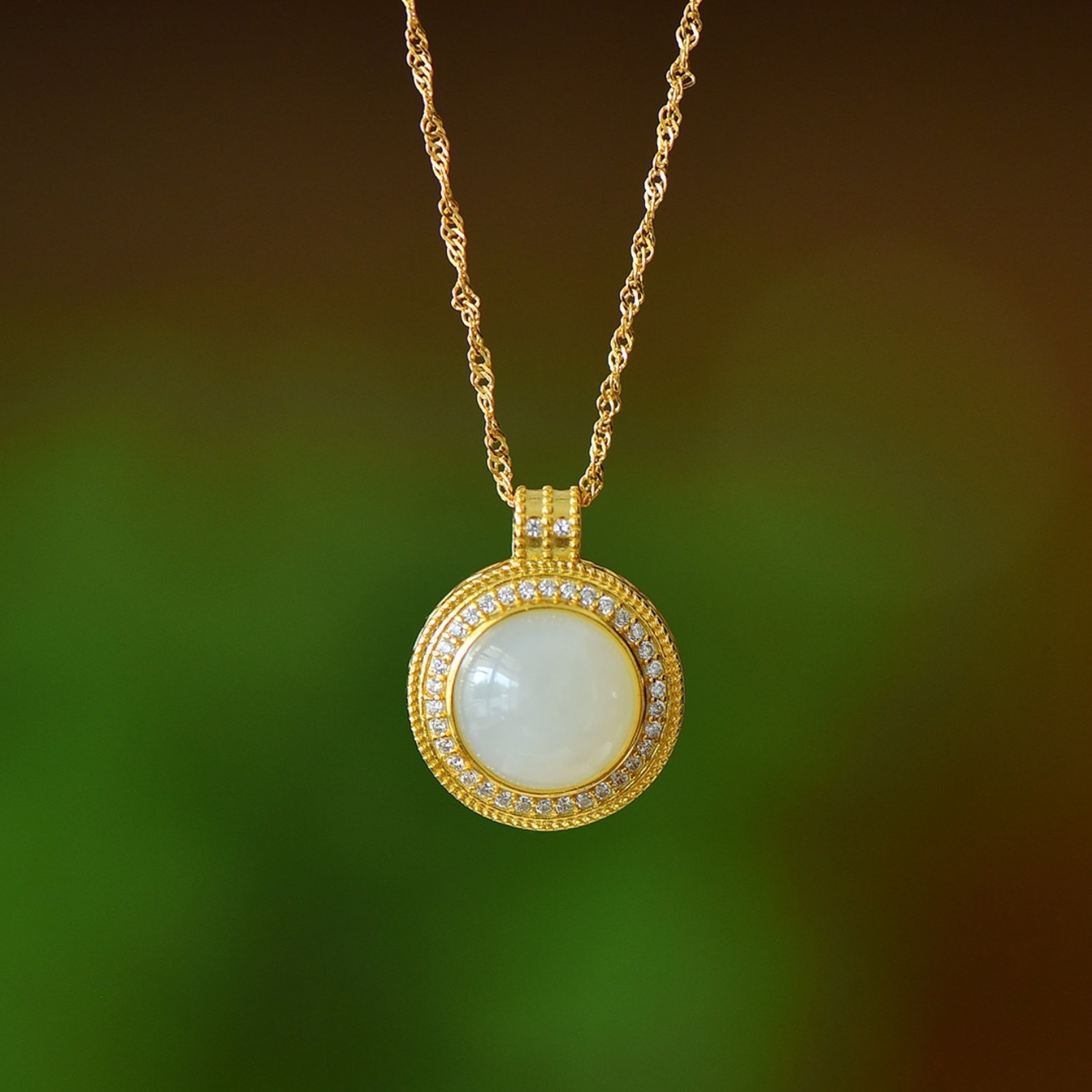 An Exquisite Sterling Silver-Gold Plated Inlaid White Jade Pendant,Inlaid Diamond: An Exquisite Sterling Silver-Gold Plated Inlaid White Jade Pendant,Inlaid Diamond,Size:10mmx10mm 纯银镀金镶白玉吊坠,嵌钻石