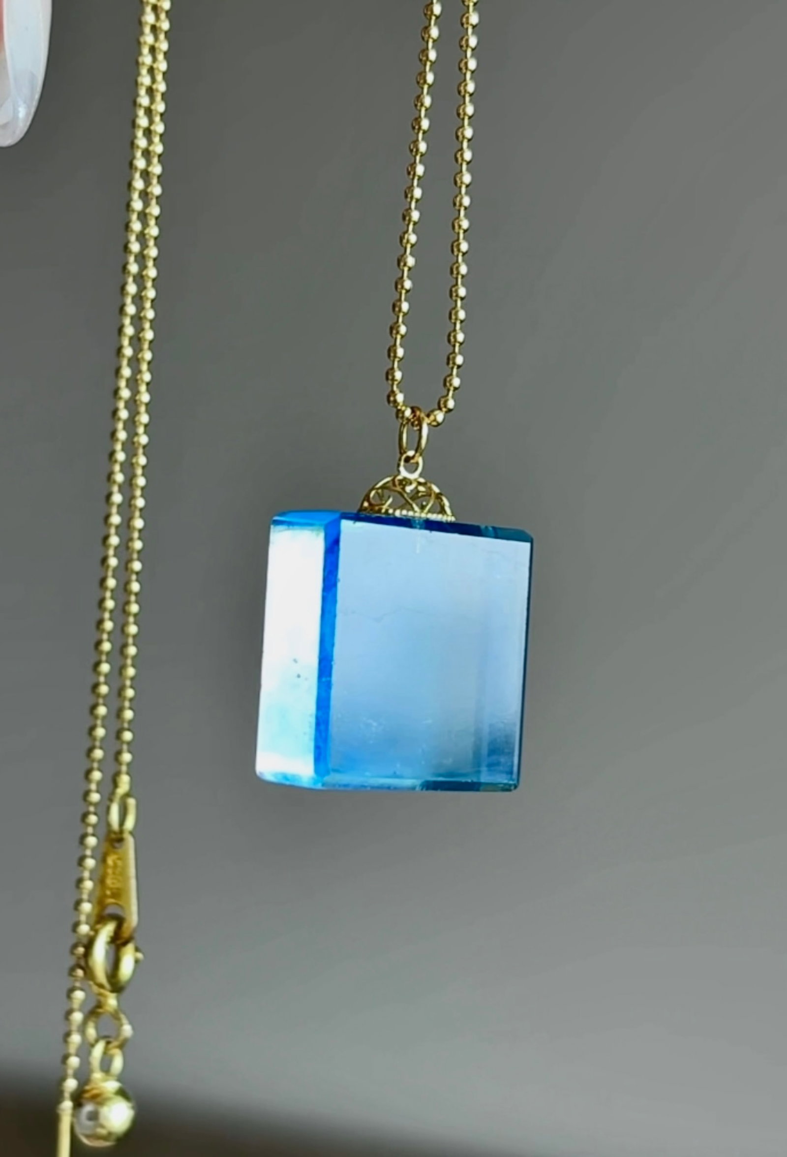 An Exquisite 18k Gold Inlaid Aquamarine Necklace: An Exquisite 18k Gold Inlaid Aquamarine Necklace,Size:16mmx14mm,Weight:4.7g 18K金镶海蓝宝项链
