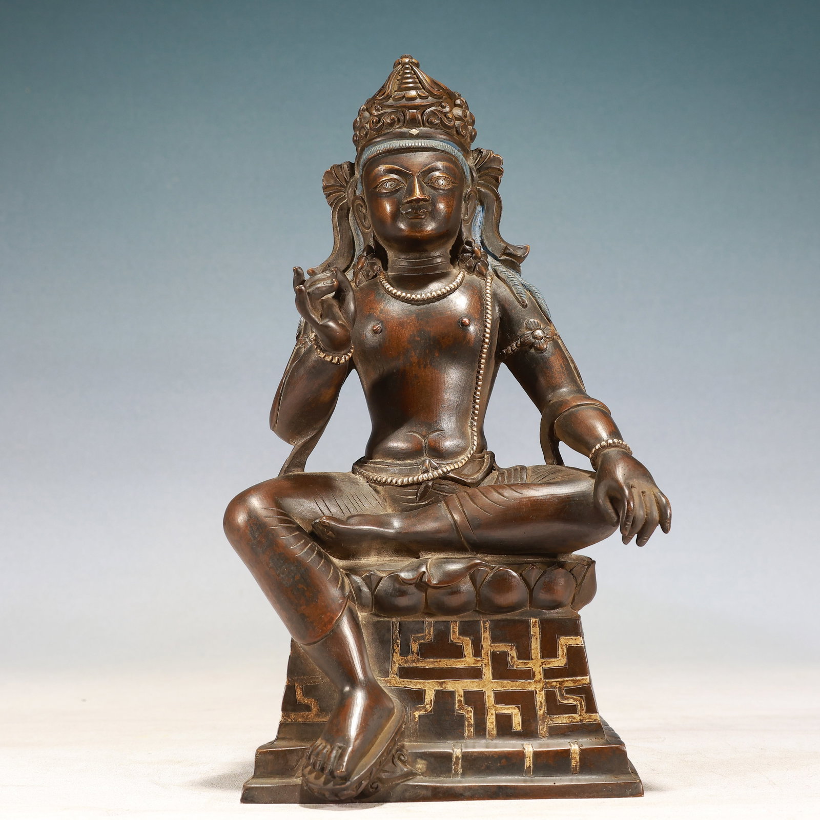 A Solemn Bronze Inlaid Silver Statue of Avalokitesvara: A Solemn Bronze Inlaid Silver Statue of Avalokitesvara,Qing Dynasty, China,Size:5.5inx5.1inx11.8in,Weight:3750g 铜嵌银观音像,中国清代