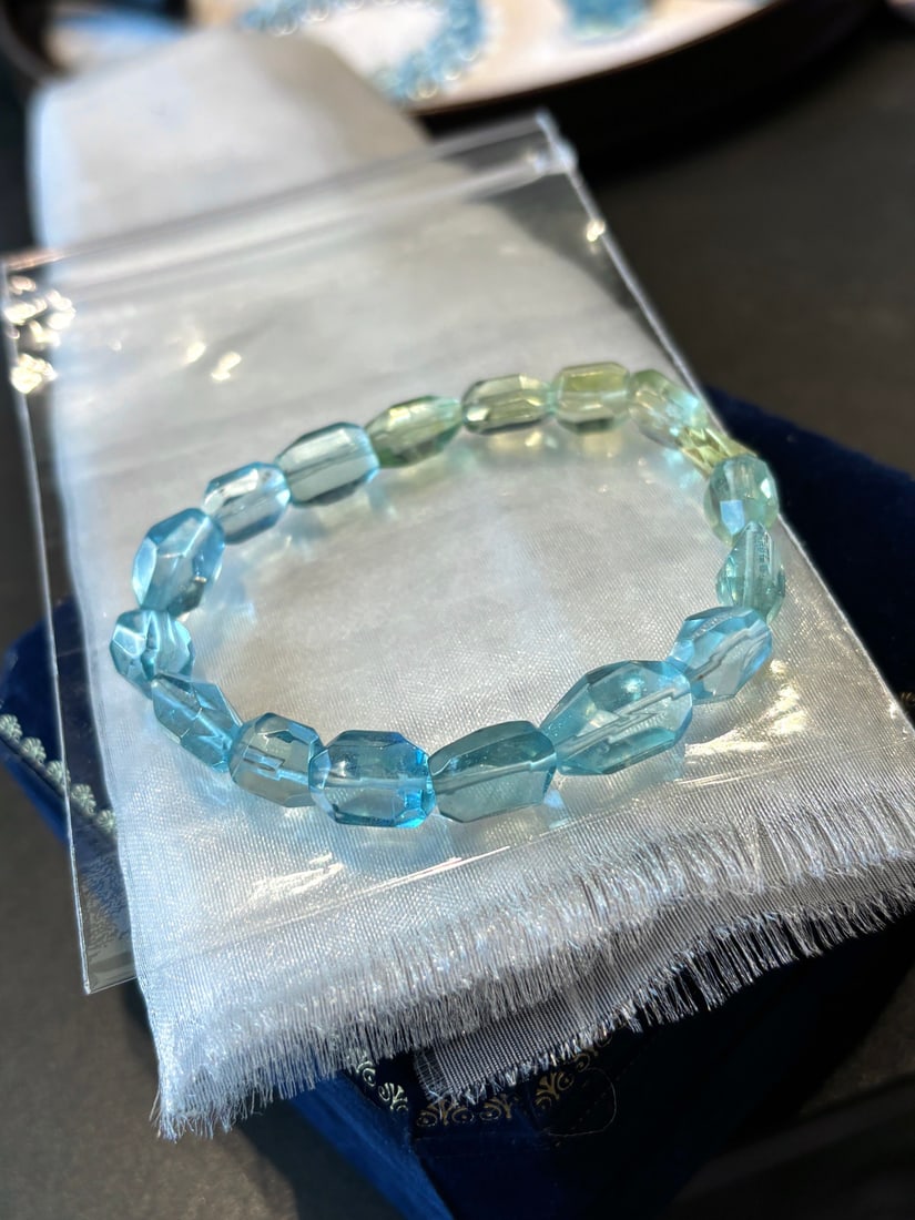 An Exquisite Aquamarine Bracelets: An Exquisite Aquamarine Bracelets,Size:8.7mm,Weight:16.3g 海蓝宝手串