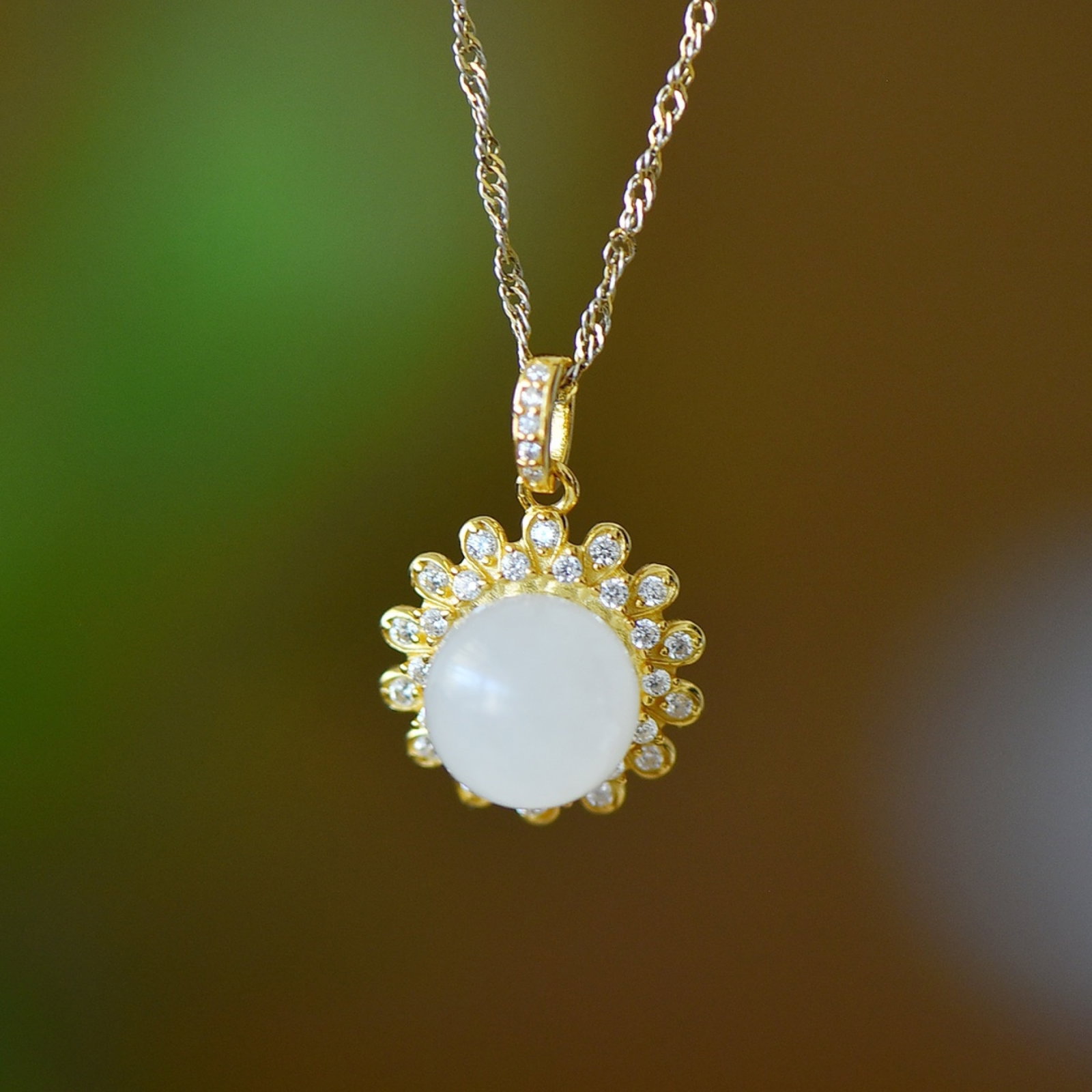 An Exquisite Sterling Silver-Gold Plated Inlaid White Jade Pendant,Inlaid Diamond: An Exquisite Sterling Silver-Gold Plated Inlaid White Jade Pendant,Inlaid Diamond,Size:10mmx10mm 纯银镀金镶白玉吊坠,嵌钻石