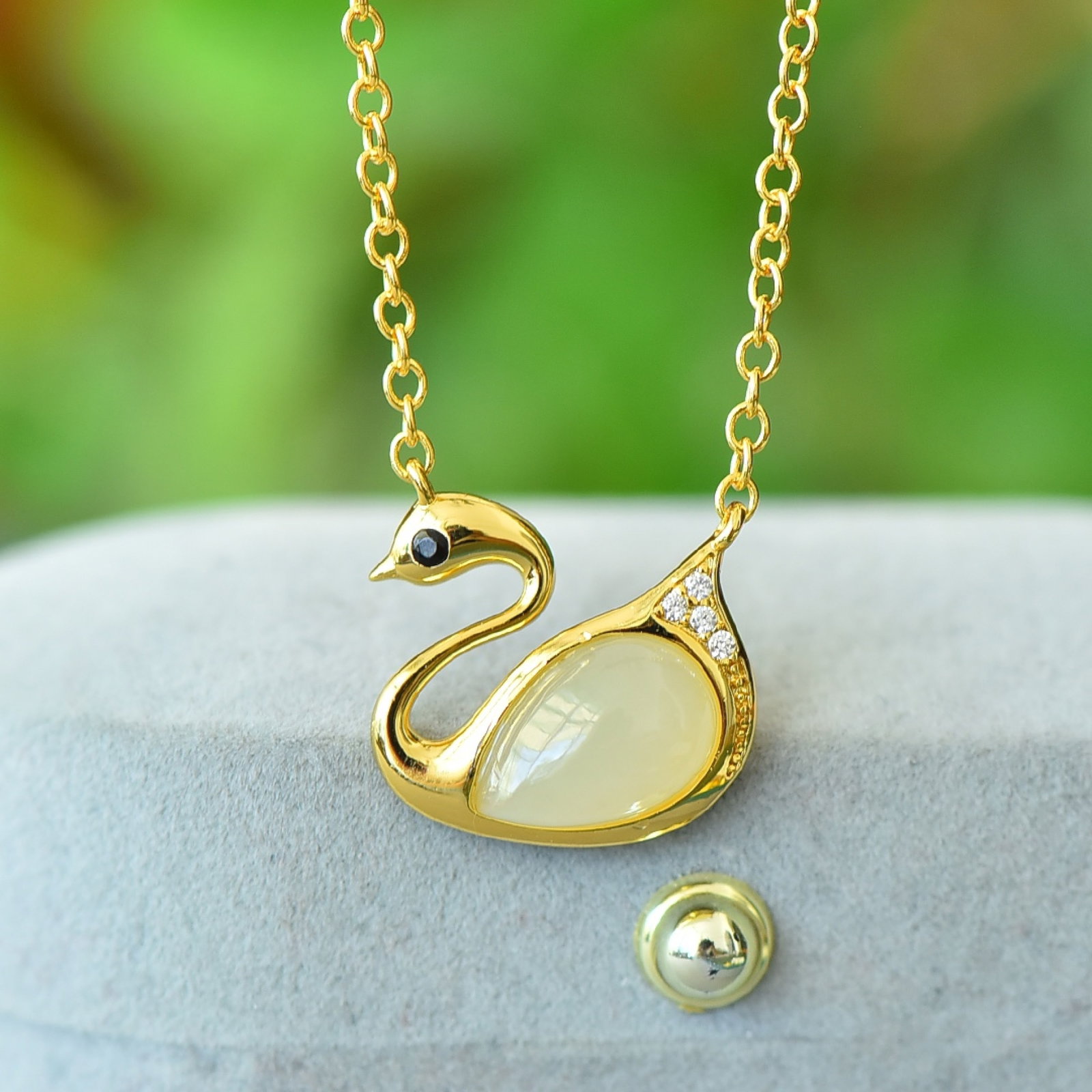 An Exquisite Bronze-Gold Plated Inlaid White Jade Goose Necklace,Inlaid Diamond: An Exquisite Bronze-Gold Plated Inlaid White Jade Goose Necklace,Inlaid Diamond,Size:8mmx12mm 铜镀金镶白玉鹅项链,嵌钻石