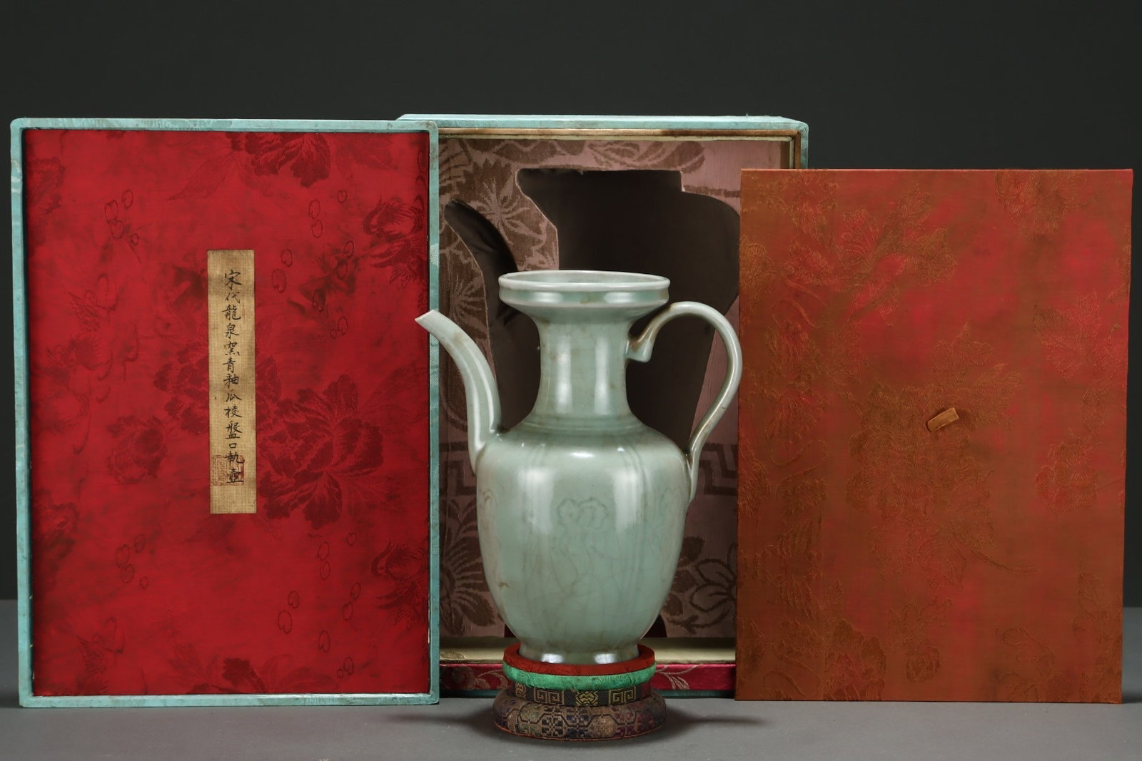 An Exquisite Longquan yao Celadon Glazed Ewer: An Exquisite Longquan yao Celadon Glazed Ewer,Song Dynasty,China,Size:9.7inx8.1in 龙泉窑青釉执壶,中国宋代