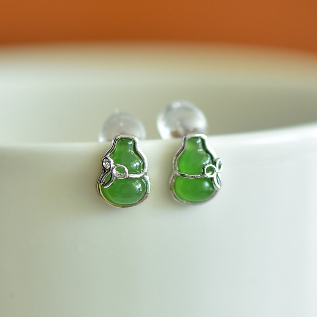 A Pair of Exquisite Sterling Silver Inlaid Jasper Gourd Earrings: A Pair of Exquisite Sterling Silver Inlaid Jasper Gourd Earrings,Size:5mmx7mm 一对纯银镶碧玉葫芦耳钉
