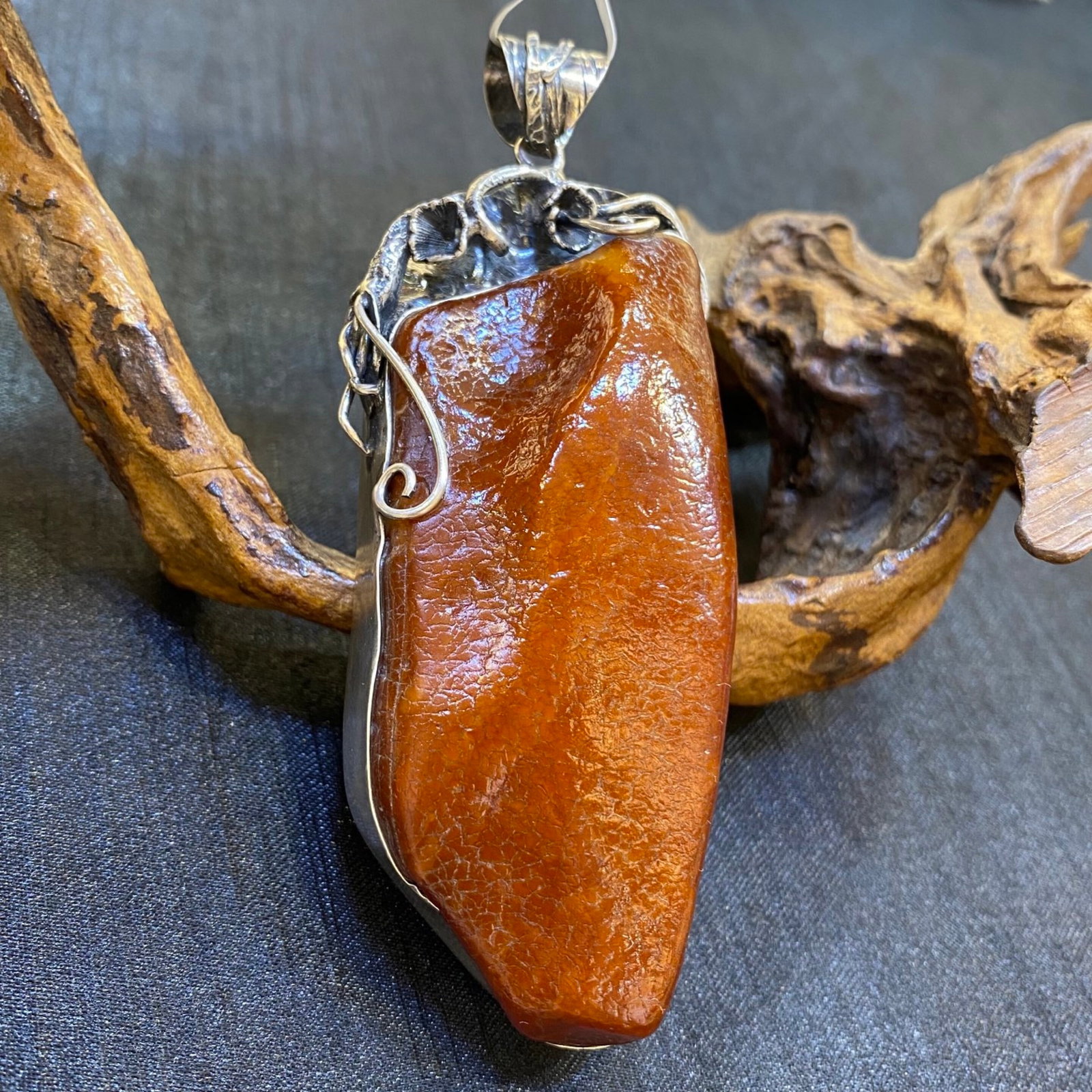 An Exquisite Beeswax Inlaid Silver Necklace: An Exquisite Beeswax Inlaid Silver Necklace,Size:37.7mm,Weight:50.5g 蜜蜡镶银项链