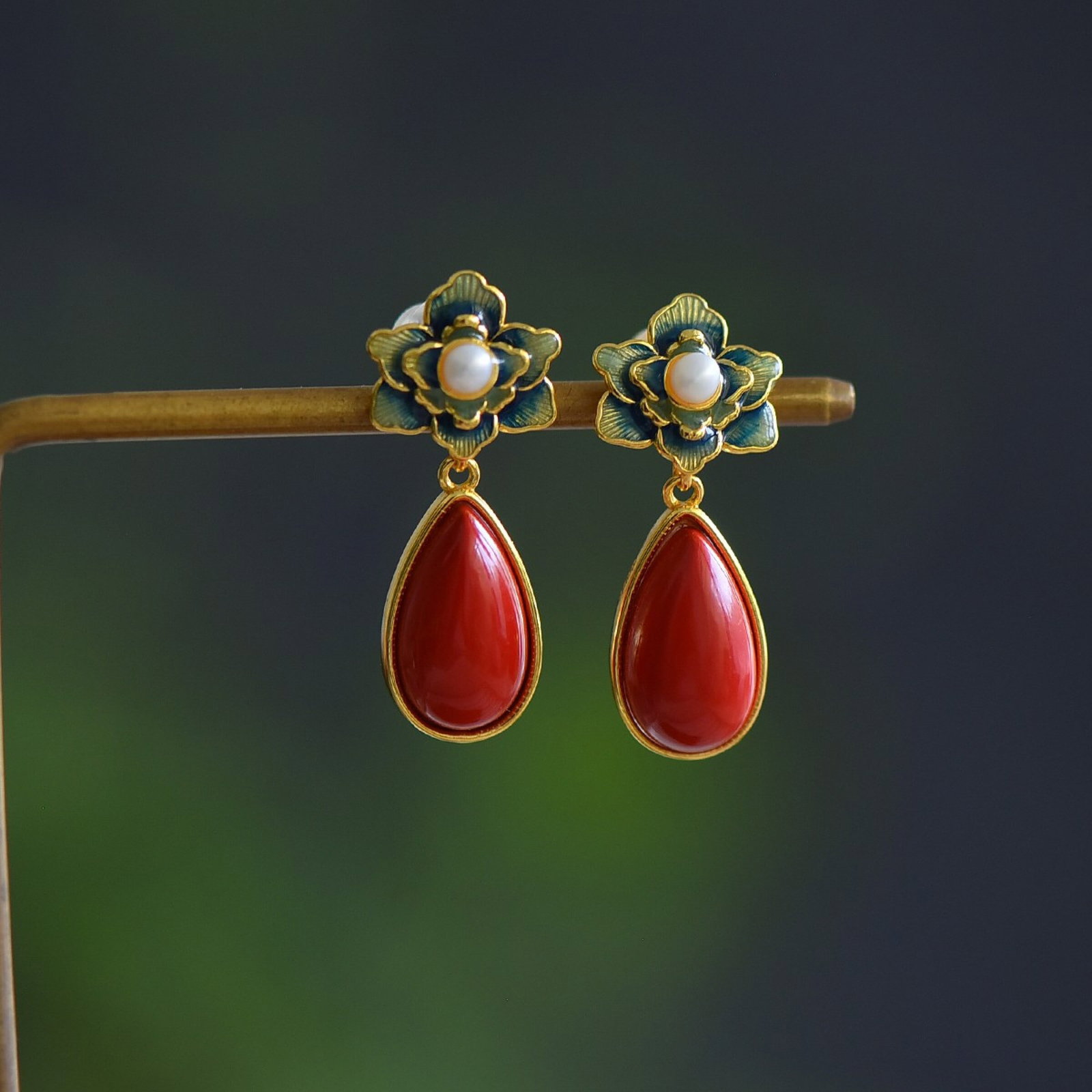 A Pair of Exquisite Sterling Silver-Gold Plated Inlaid Cinnabar Earrings: A Pair of Exquisite Sterling Silver-Gold Plated Inlaid Cinnabar Earrings,Size:8mmx14mm 一对纯银镀金镶朱砂耳环