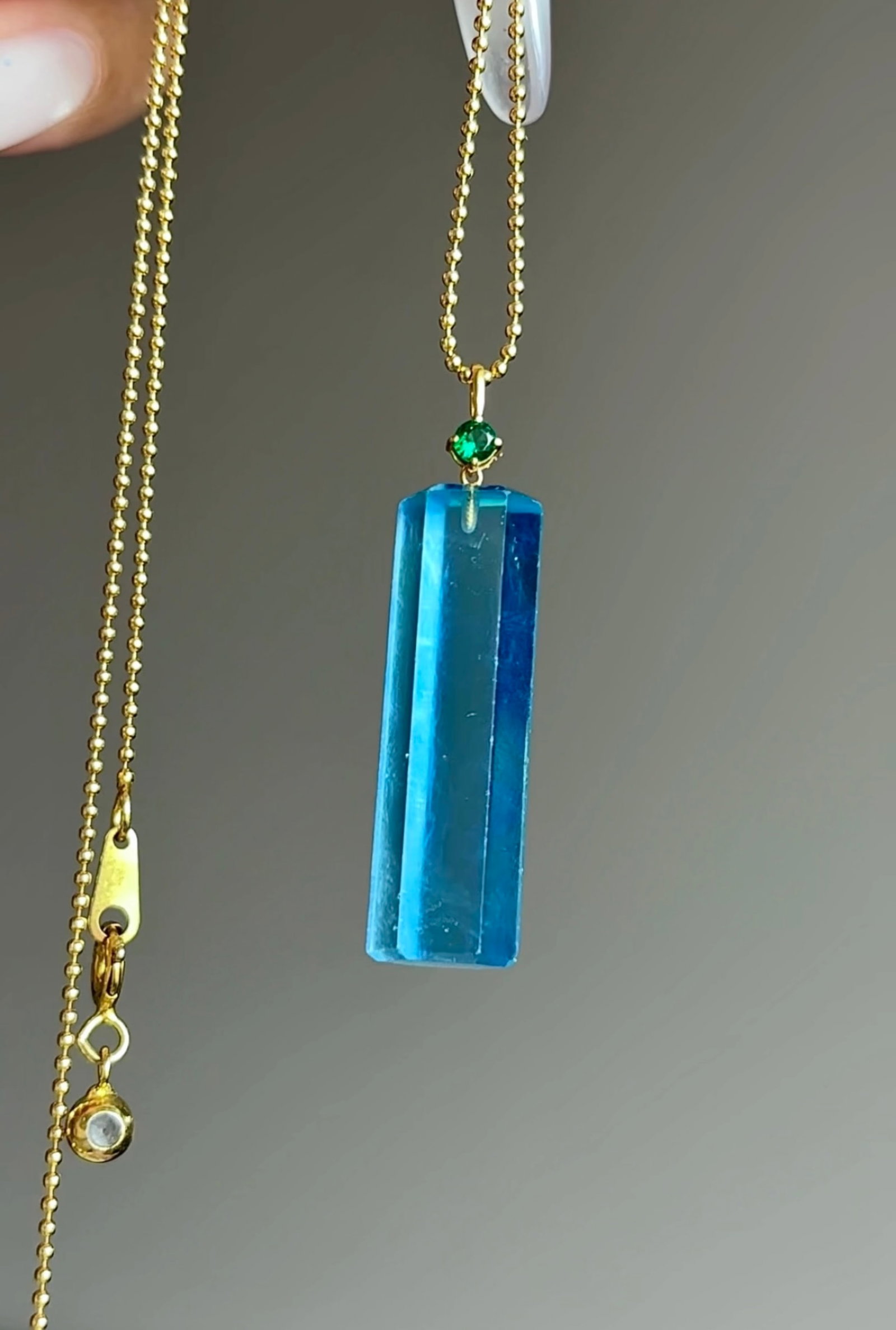An Exquisite 18k Gold Inlaid Aquamarine Necklace: An Exquisite 18k Gold Inlaid Aquamarine Necklace,Size:27mmx8.5mm,Weight:3.5g 18K金镶海蓝宝项链