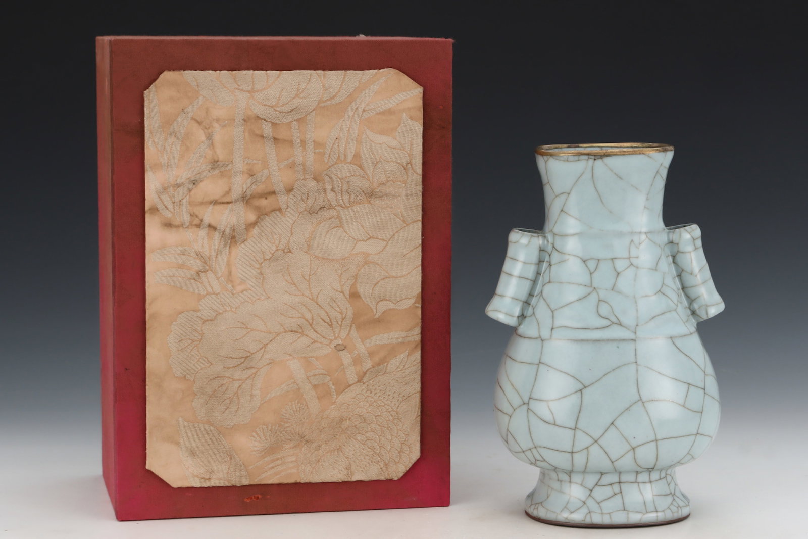 An Exquisite Guan yao White Glazed Painted Gold Double-Ears Vase,with an Imperial Poem by Emperor: An Exquisite Guan yao White Glazed Painted Gold Double-Ears Vase,with an Imperial Poem by Emperor Qianlong,Song Dynasty,China,Size:9.6inx6.1in 官窑白釉描金双&