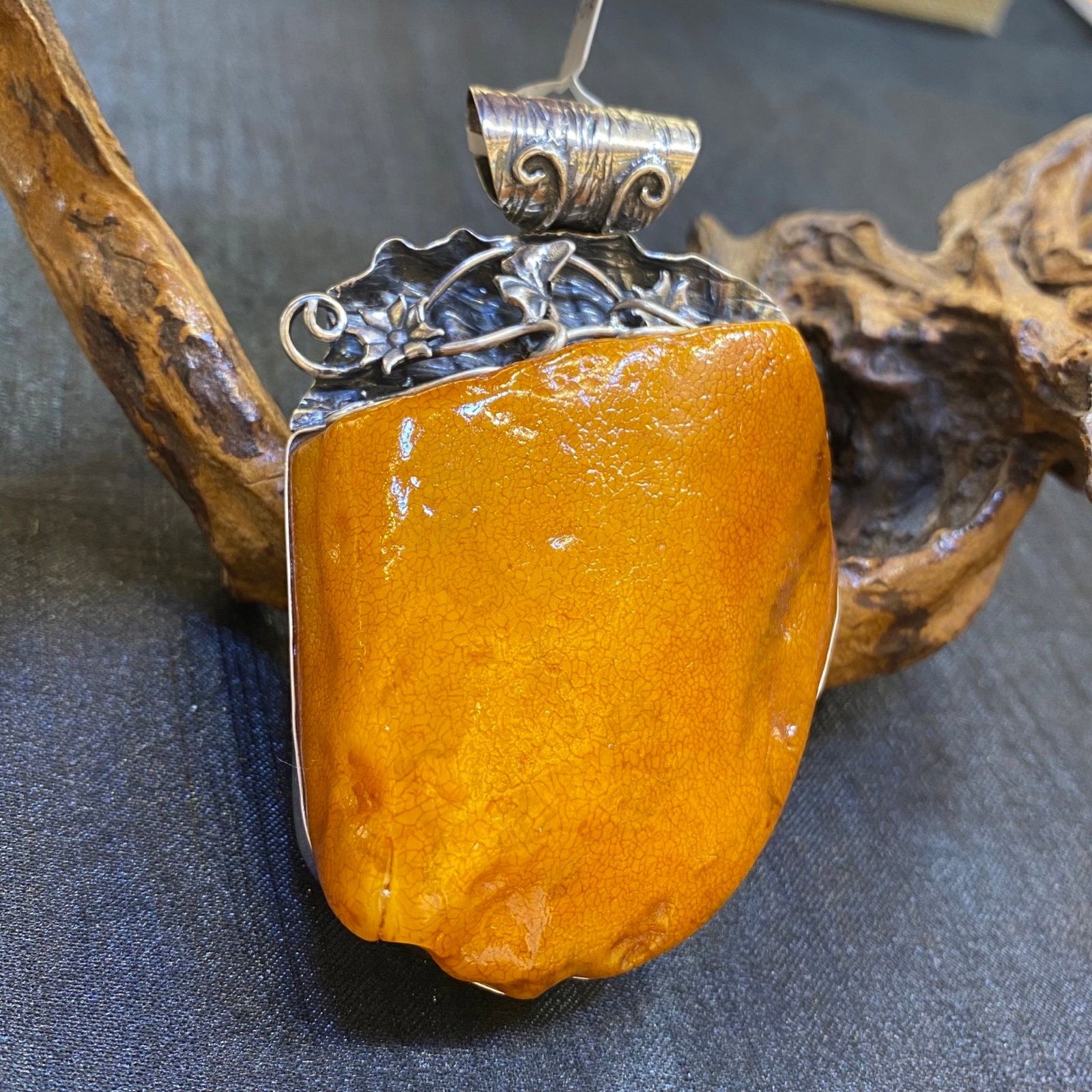 An Exquisite Beeswax Inlaid Silver Necklace: An Exquisite Beeswax Inlaid Silver Necklace,Size:54.2mm,Weight:63.4g 蜜蜡镶银项链