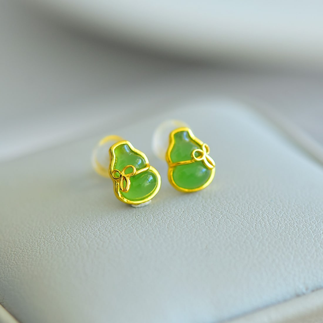 A Pair of Exquisite Sterling Silver-Gold Plated Inlaid Jasper Gourd Earrings: A Pair of Exquisite Sterling Silver-Gold Plated Inlaid Jasper Gourd Earrings,Size:5mmx7mm 一对纯银镀金镶碧玉葫芦耳钉