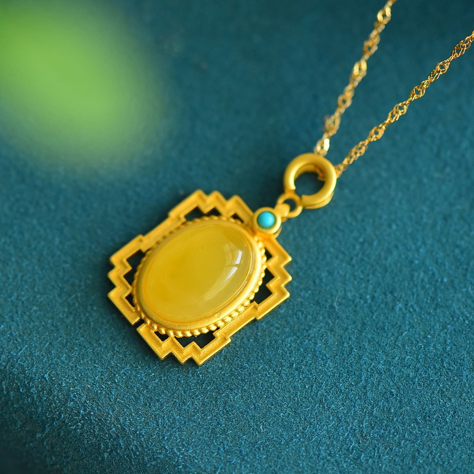 An Exquisite Sterling Silver-Gold Plated Inlaid Amber Necklace: An Exquisite Sterling Silver-Gold Plated Inlaid Amber Necklace,Size:10mmx14mm 纯银镀金镶琥珀项链