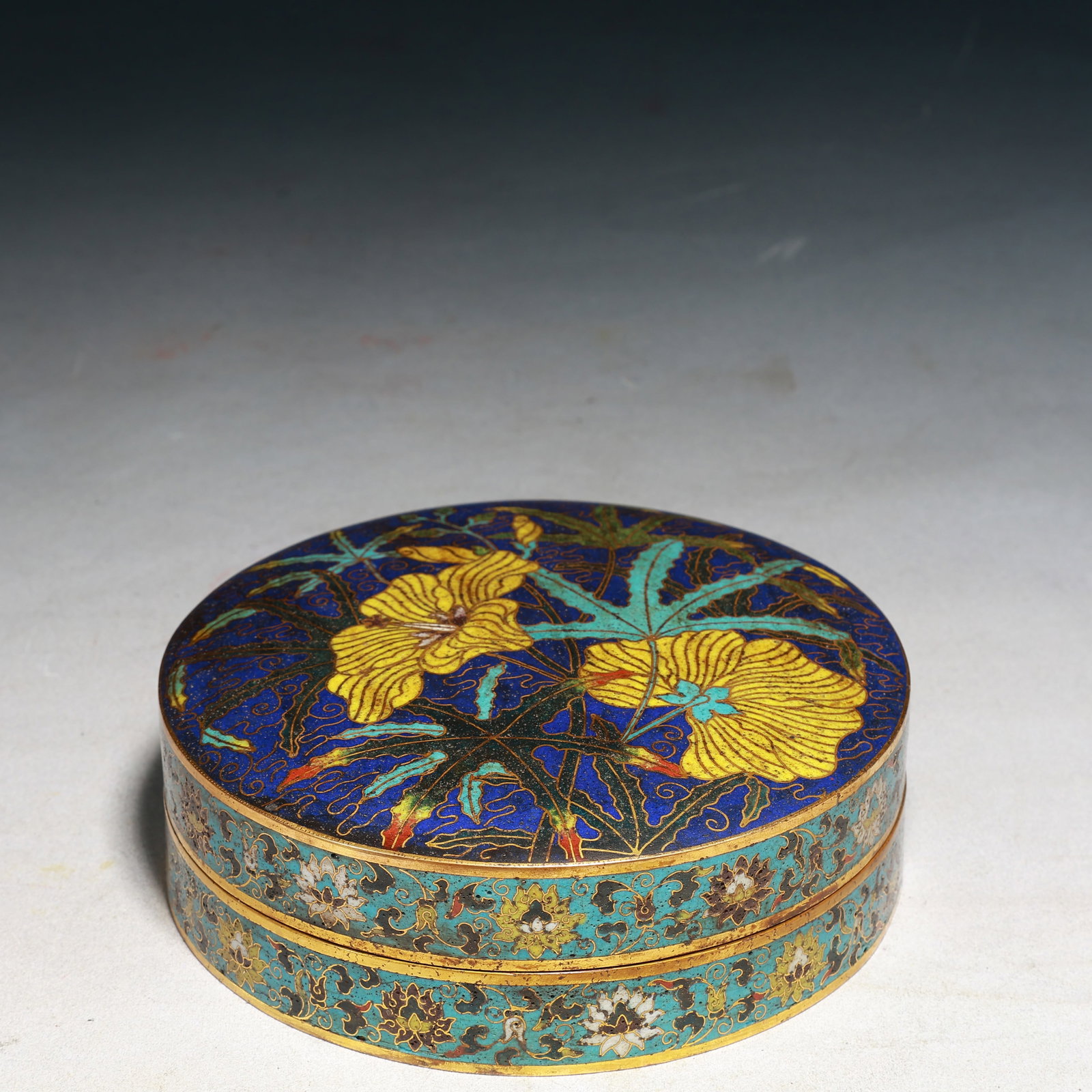 An Exquisite Cloisonne Flower Pattern Box with Cover: An Exquisite Cloisonne Flower Pattern Box with Cover,Qing Dynasty,China,Size:6.7inx2in,Weight:1150g 景泰蓝花卉纹盖盒,中国清代