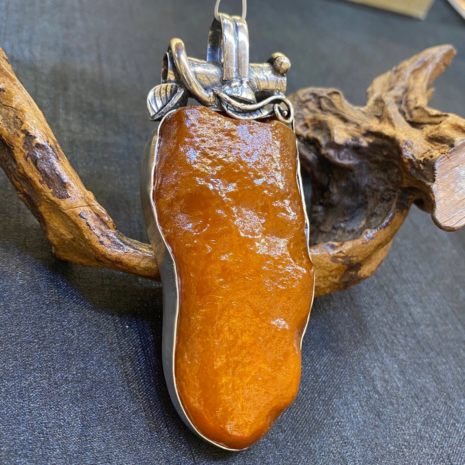 An Exquisite Beeswax Inlaid Silver Necklace: An Exquisite Beeswax Inlaid Silver Necklace,Size:38.4mm,Weight:41.6g 蜜蜡镶银项链