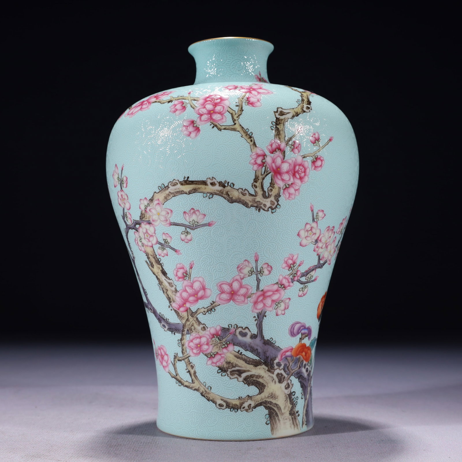 An Exquisite Turquoise Glazed Famille-Rose Painted Gold Flower Pattern Vase: An Exquisite Turquoise Glazed Famille-Rose Painted Gold Flower Pattern Vase,Qing Dynasty,China,Qianlong Four-character Mark,Size:4.7inx8.3in,Weight:450g 松石绿釉粉彩