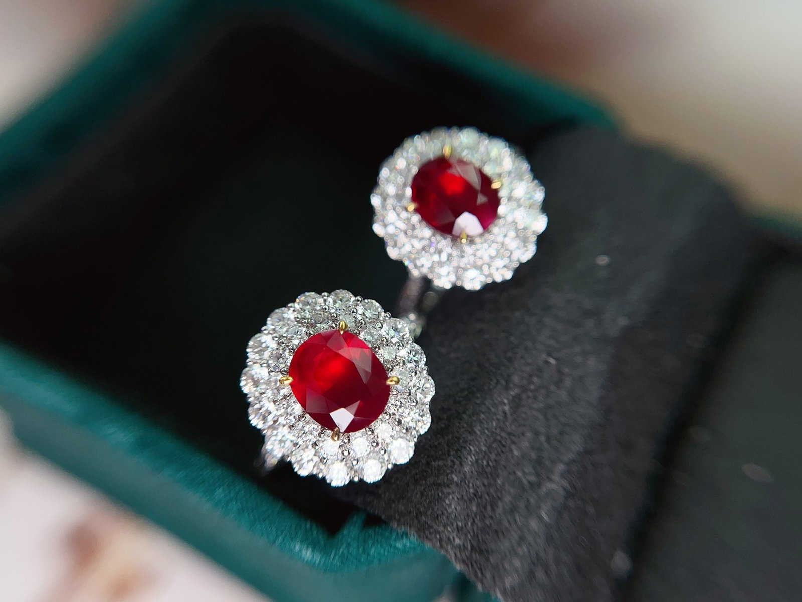 A Exquisite 18k Gold Inlaid 2.06ct Natural Ruby and 1.838ct Diamond Ring: A Exquisite 18k Gold Inlaid 2.06ct Natural Ruby and 1.838ct Diamond Ring 18k金镶 2.06ct 天然红宝石和 1.838ct 钻石戒指