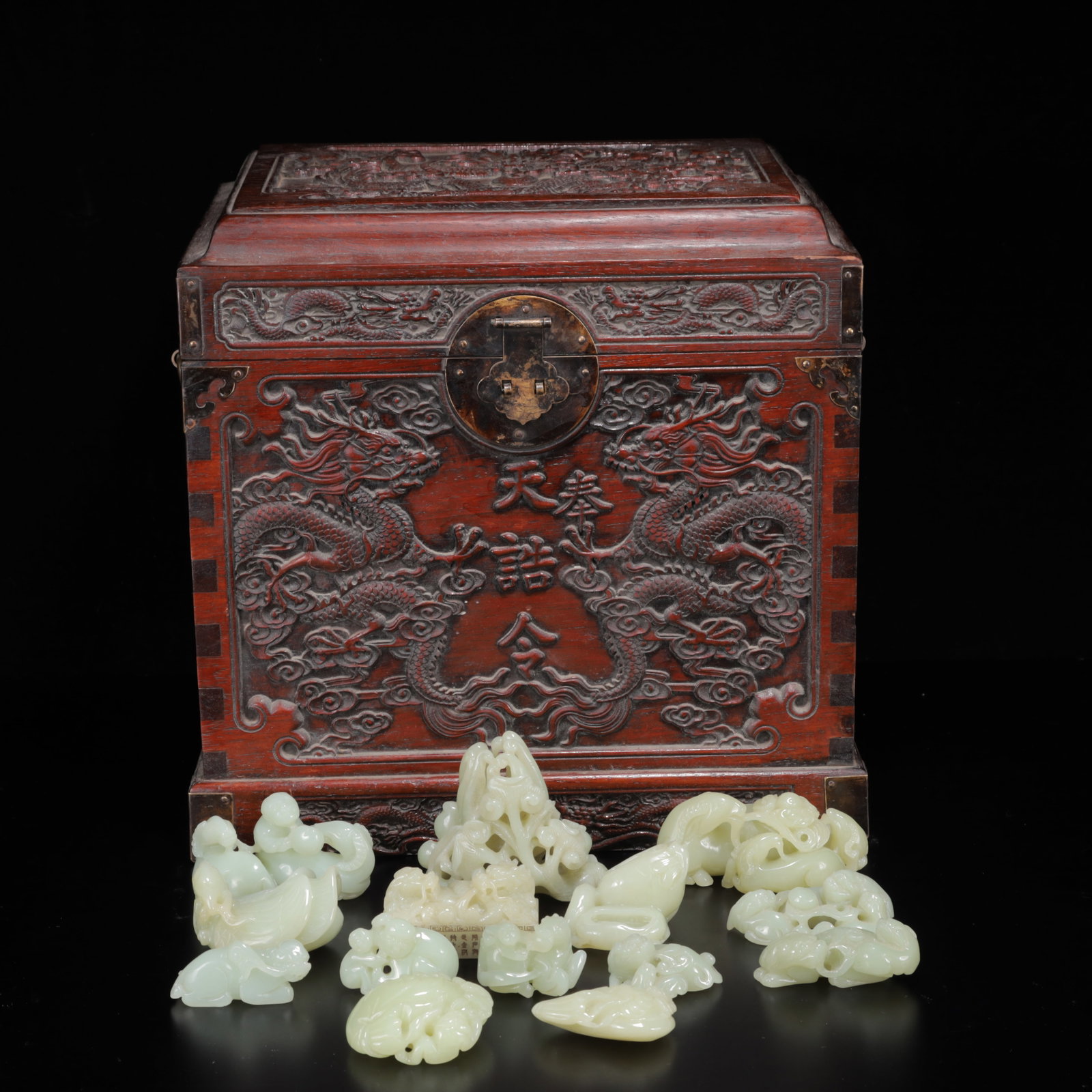A Set of Exquisite White Jade Figure Ornaments: A Set of Exquisite White Jade Figure Ornaments,Qing Dynasty, China,Size:3.5inx1.6inx3.1in,Weight:1450g 一套白玉人物摆件,中国清代