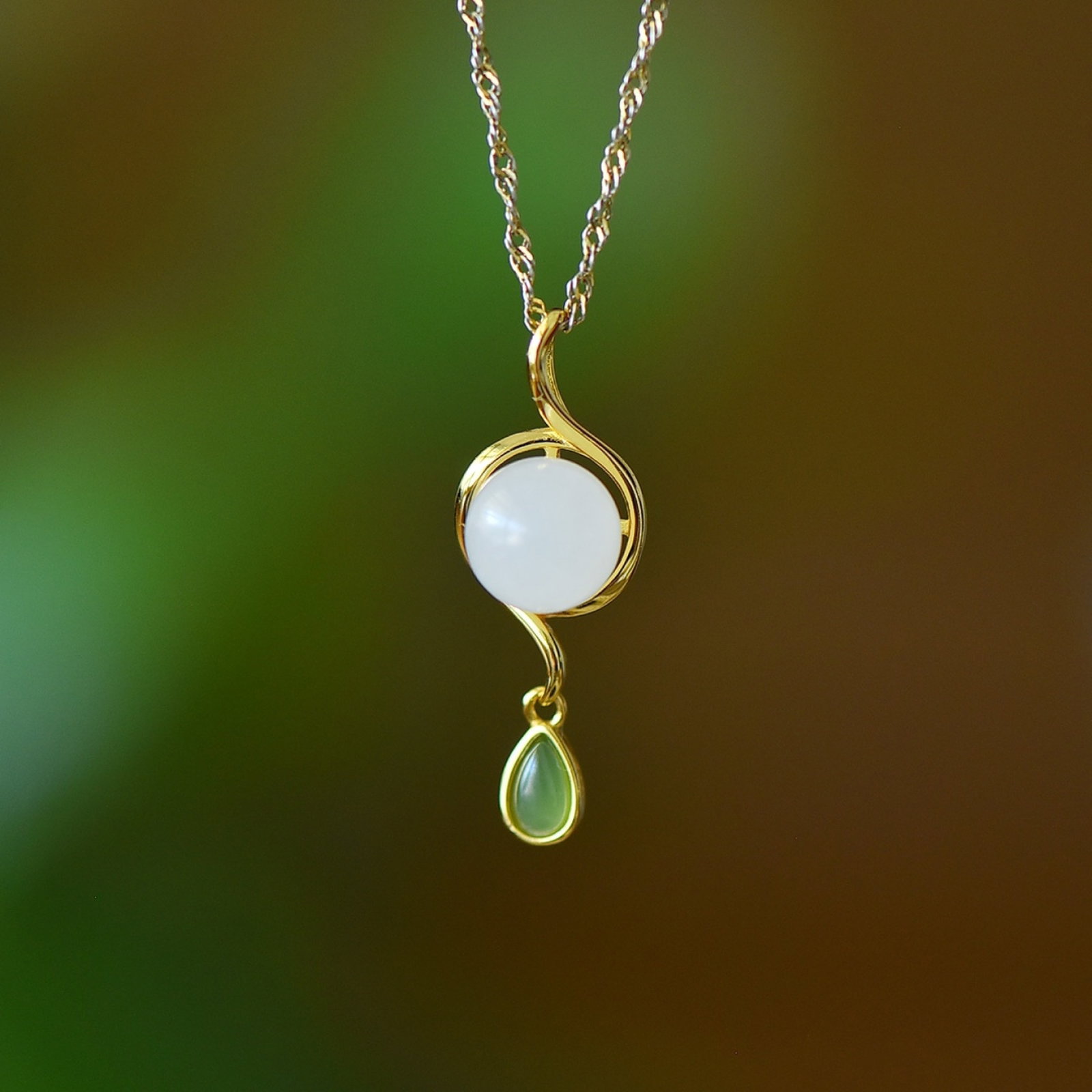 An Exquisite Sterling Silver-Gold Plated Inlaid White Jade Pendant,Inlaid Jasper: An Exquisite Sterling Silver-Gold Plated Inlaid White Jade Pendant,Inlaid Jasper,Size:8mmx8mm 纯银镀金镶白玉吊坠,嵌碧玉