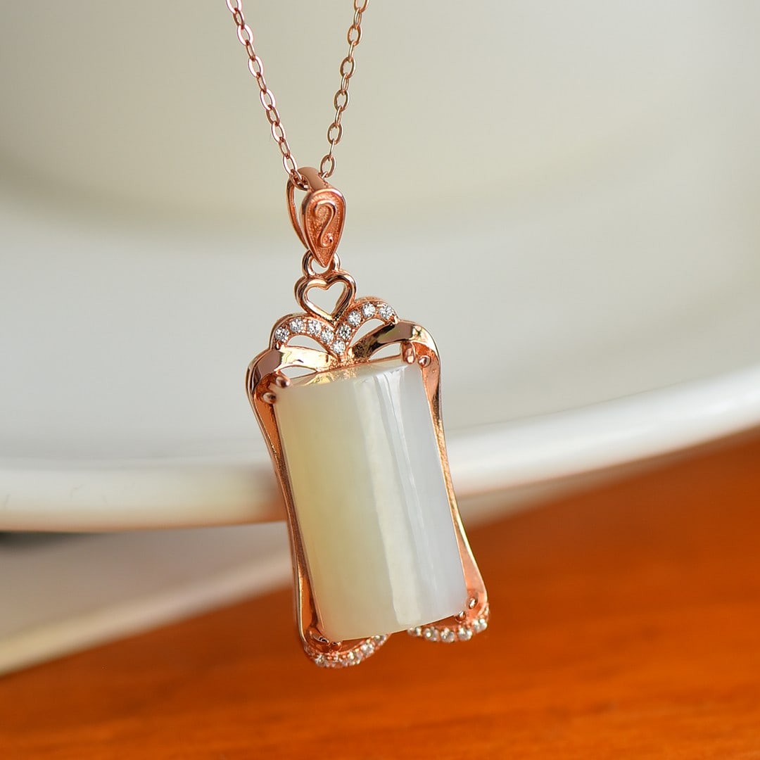 An Exquisite Sterling Silver Inlaid White Jade Necklace,Inlaid Diamond: An Exquisite Sterling Silver Inlaid White Jade Necklace,Inlaid Diamond,Size:11mmx19mm 纯银镶白玉项链,嵌钻石