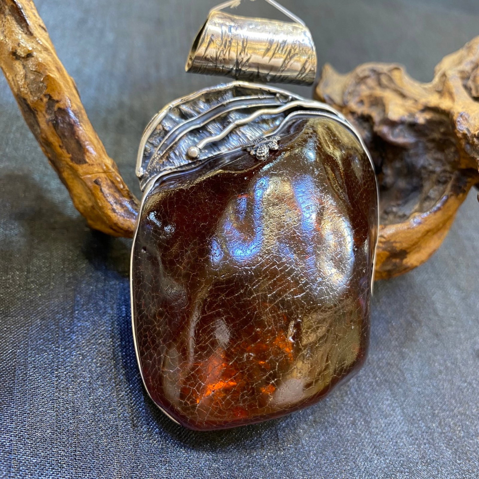 An Exquisite Beeswax Inlaid Silver Necklace: An Exquisite Beeswax Inlaid Silver Necklace,Size:53.6mm,Weight:60.3g 蜜蜡镶银项链