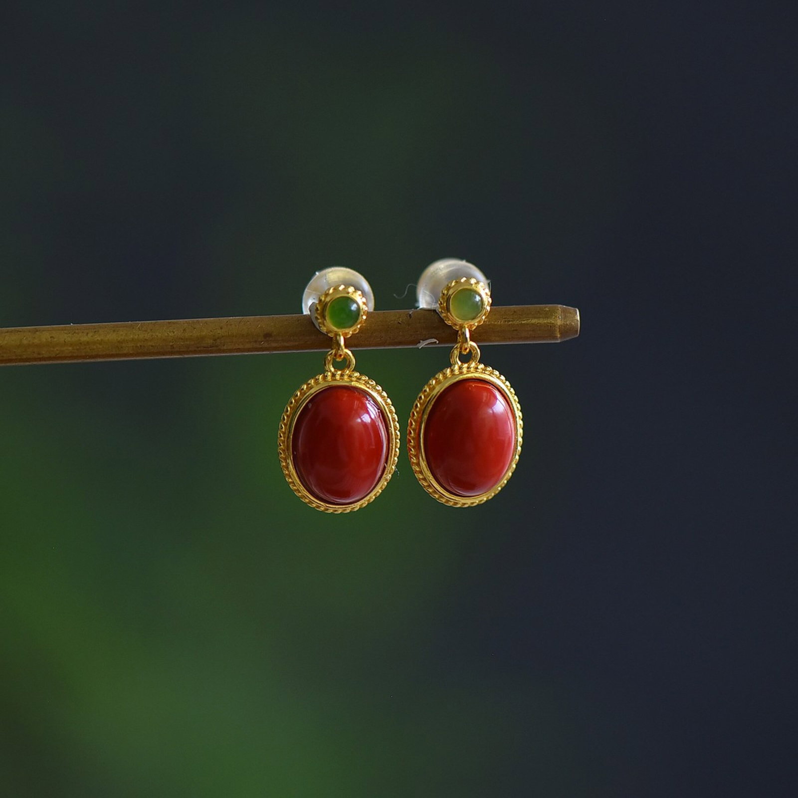 A Pair of Exquisite Sterling Silver-Gold Plated Inlaid Cinnabar Earrings: A Pair of Exquisite Sterling Silver-Gold Plated Inlaid Cinnabar Earrings,Size:7mmx9mm 一对纯银镀金镶朱砂耳环