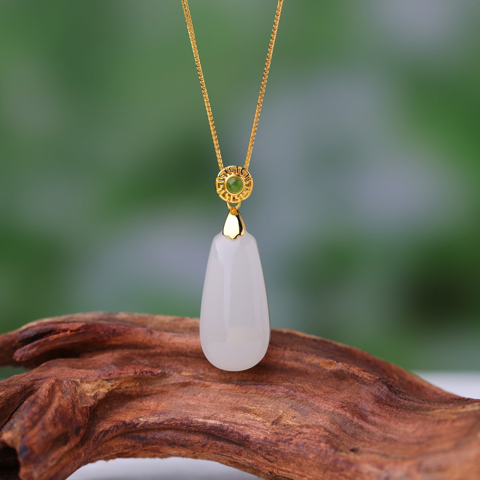 An Exquisite Sterling Silver-Gold Plated Inlaid White Jade Pendant: An Exquisite Sterling Silver-Gold Plated Inlaid White Jade Pendant,Size:16mmx30mm 纯银镀金镶白玉吊坠